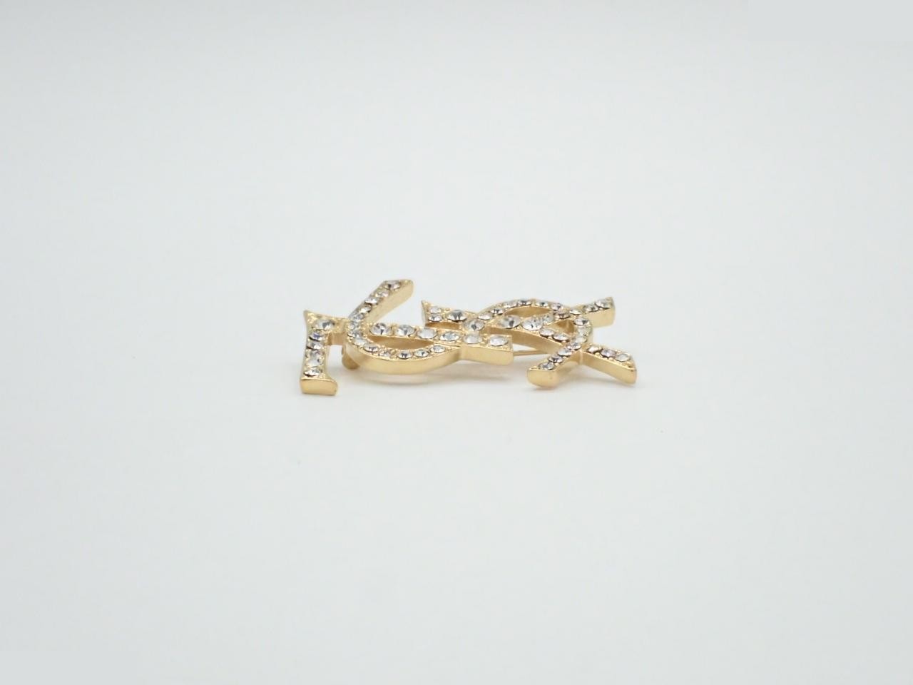 Logo rhinestone brooch, gold — view 3