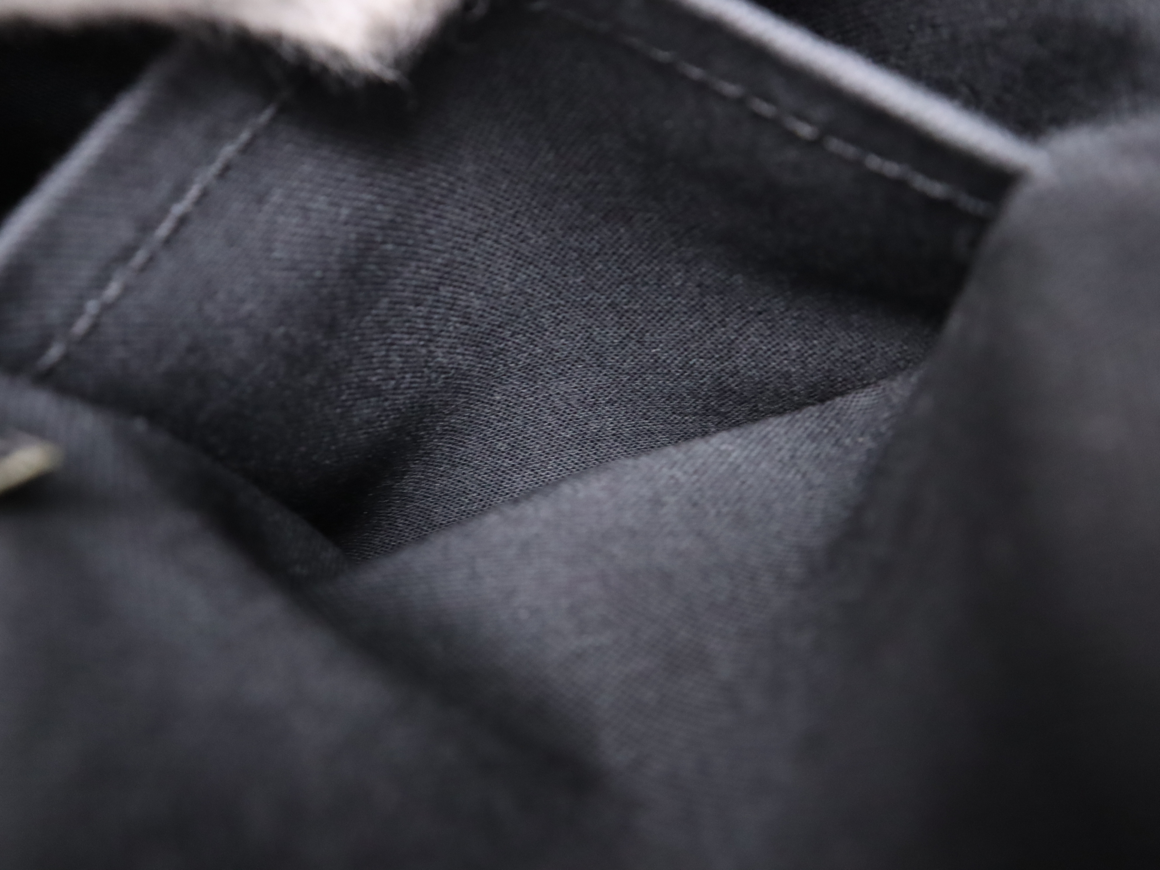 N58028 Graphite Thomas Shoulder Bag — view 12
