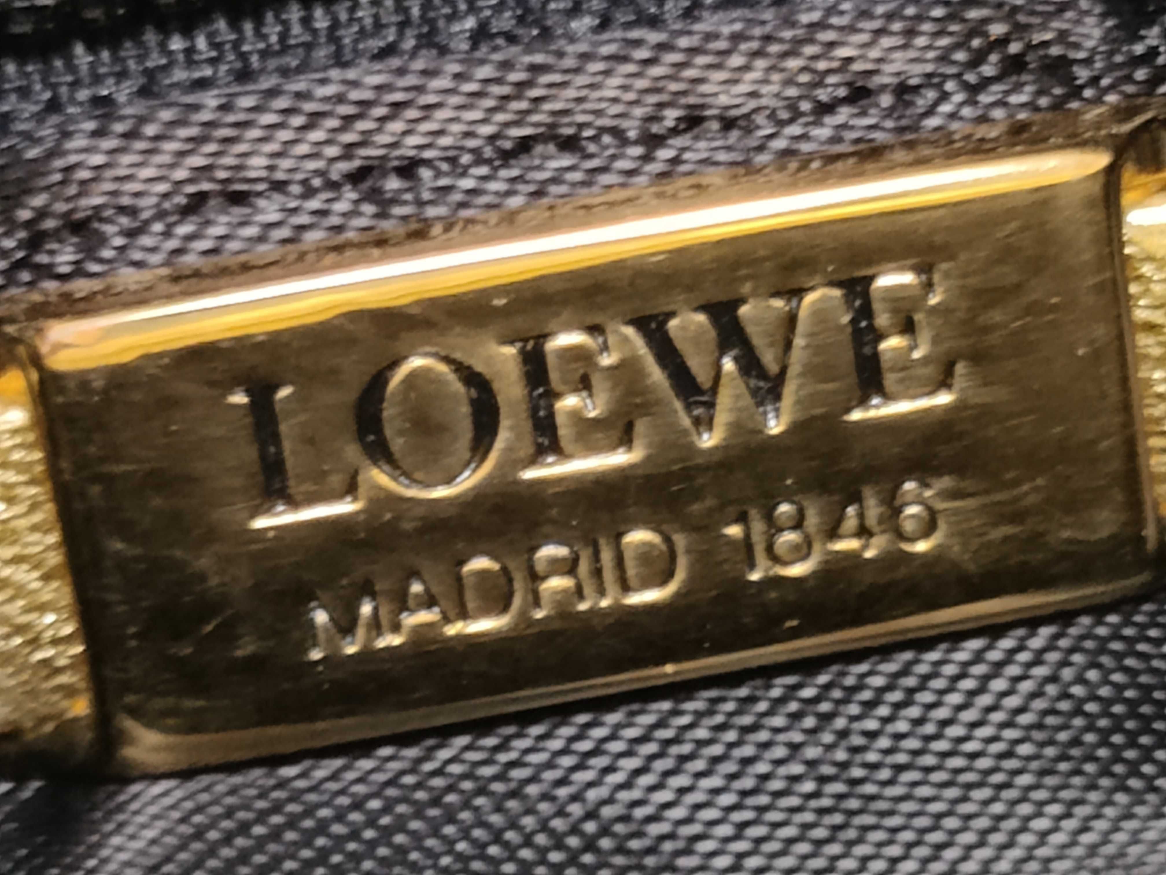 Anagram Leather Shoulder Bag Gold — view 10
