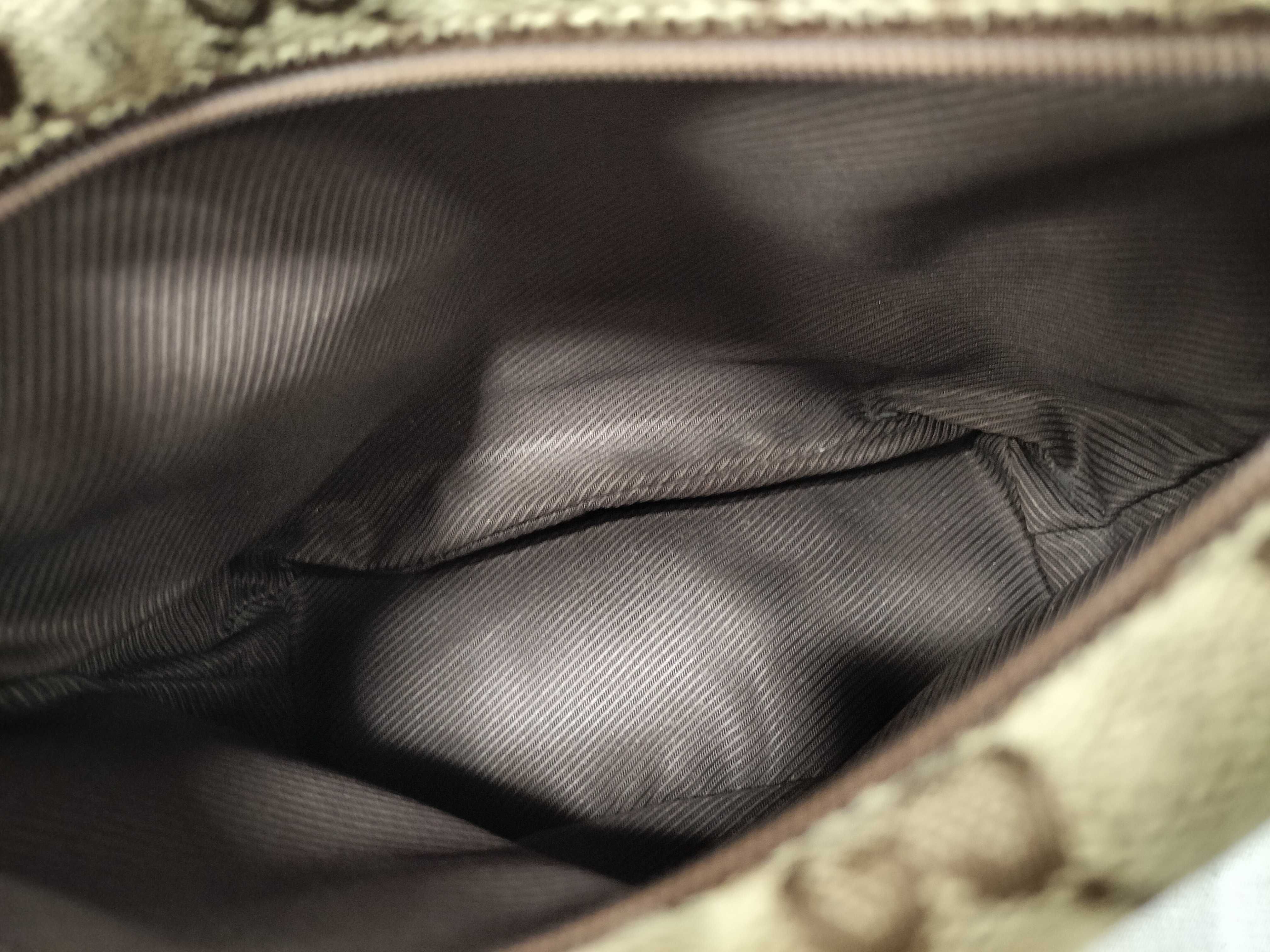 GG Canvas Handbag, Gucci Handbag with GG Pattern Canvas — view 10
