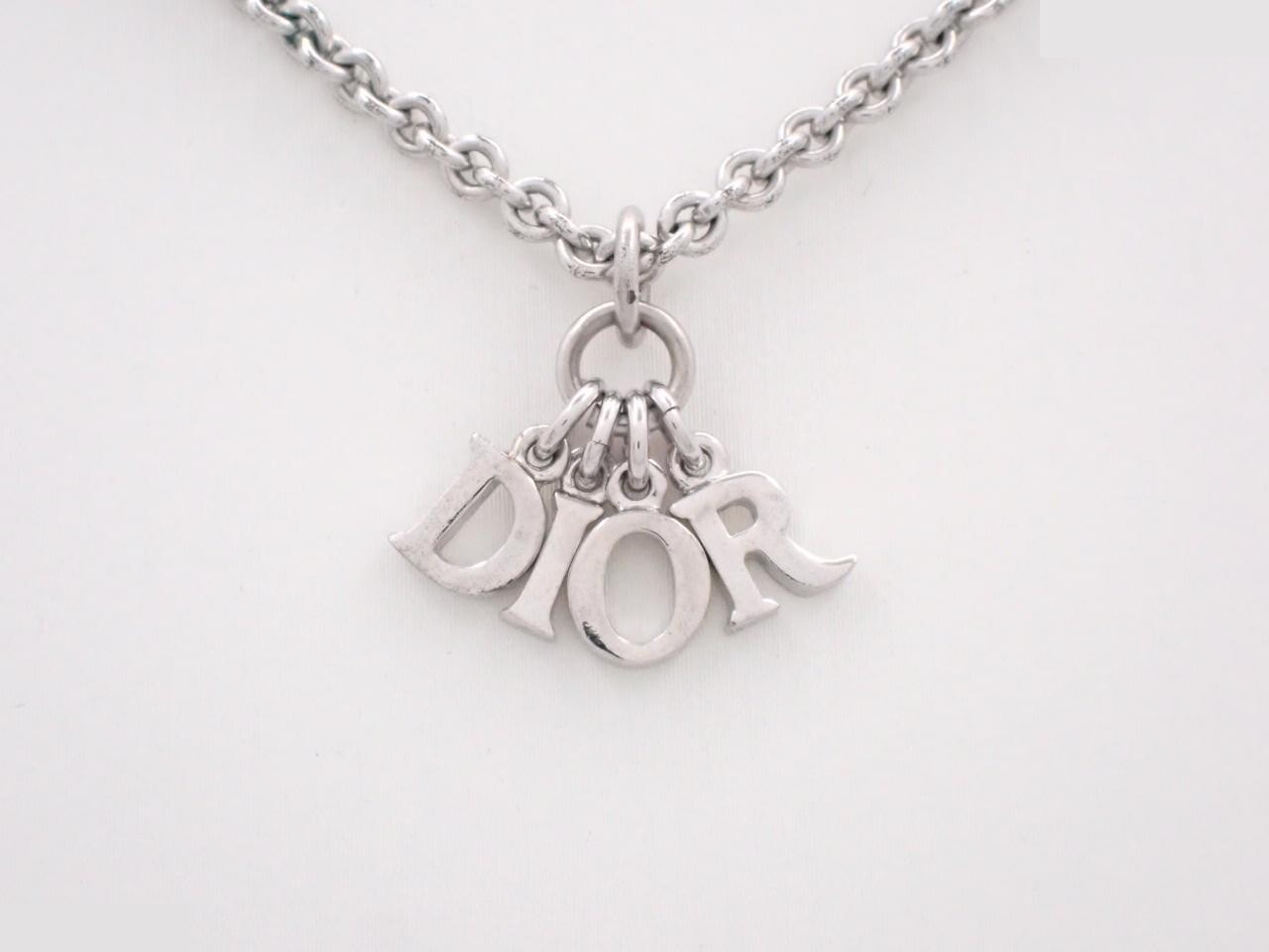 Other items: Precious metal necklaces and pendant chains, approximately 43 cm.