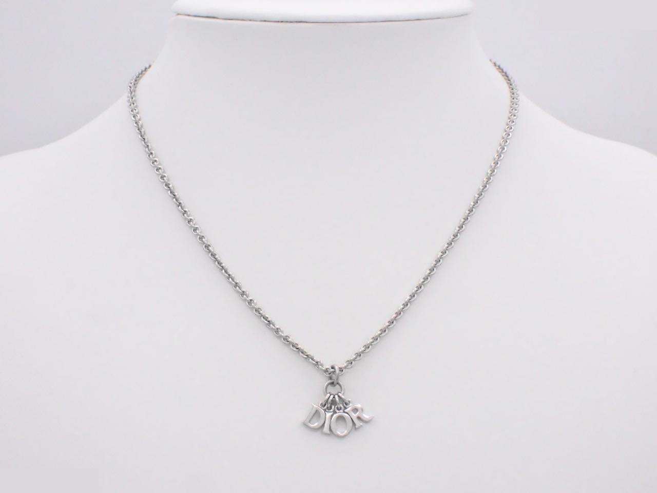 Other items: Precious metal necklaces and pendant chains, approximately 43 cm. — view 3