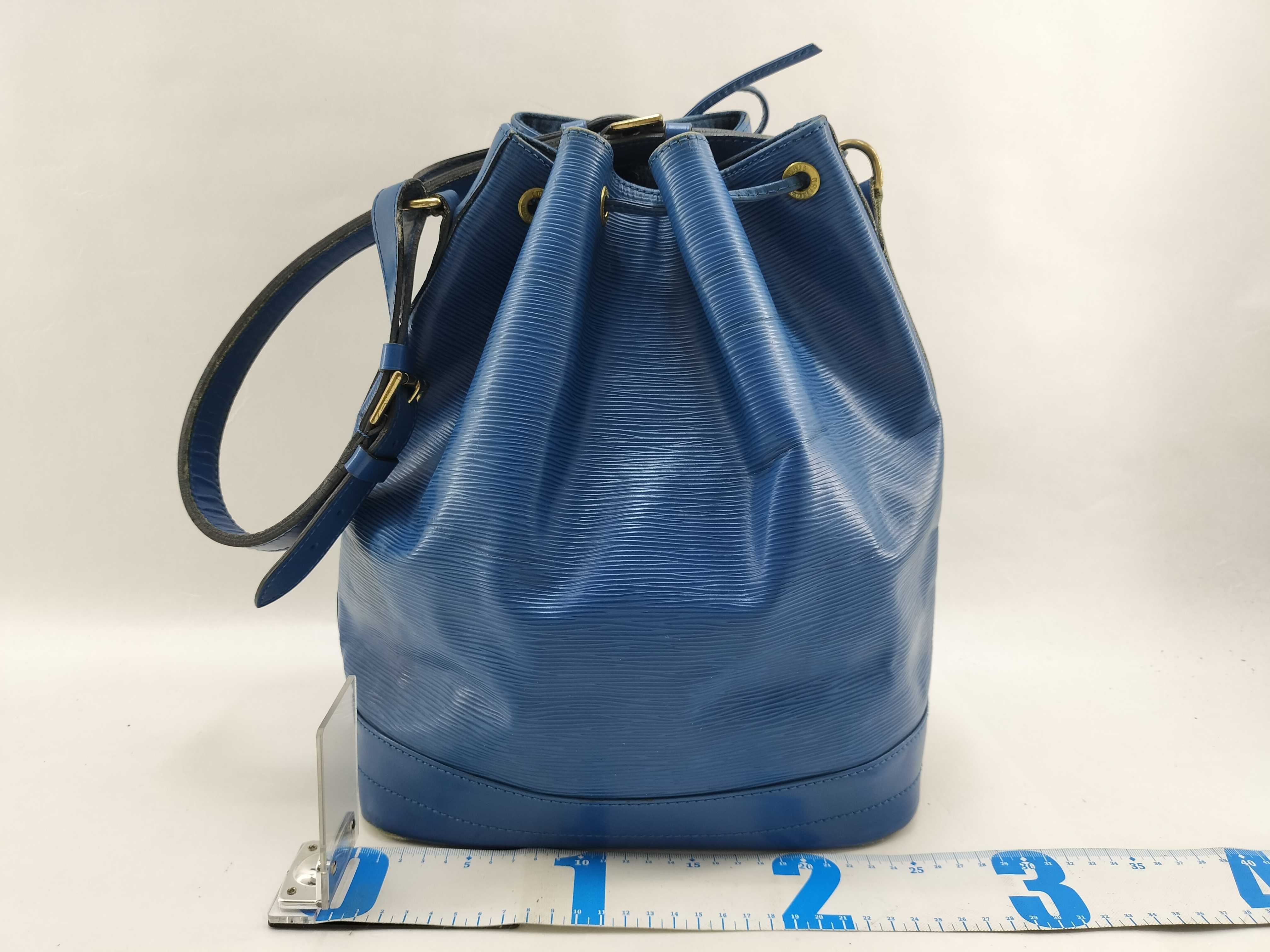 Epi Leather Noe Shoulder Bag M44005 AR1904 — view 2