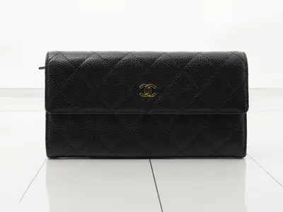 Matelassé caviar leather bi-fold long wallet, serial number 18.
