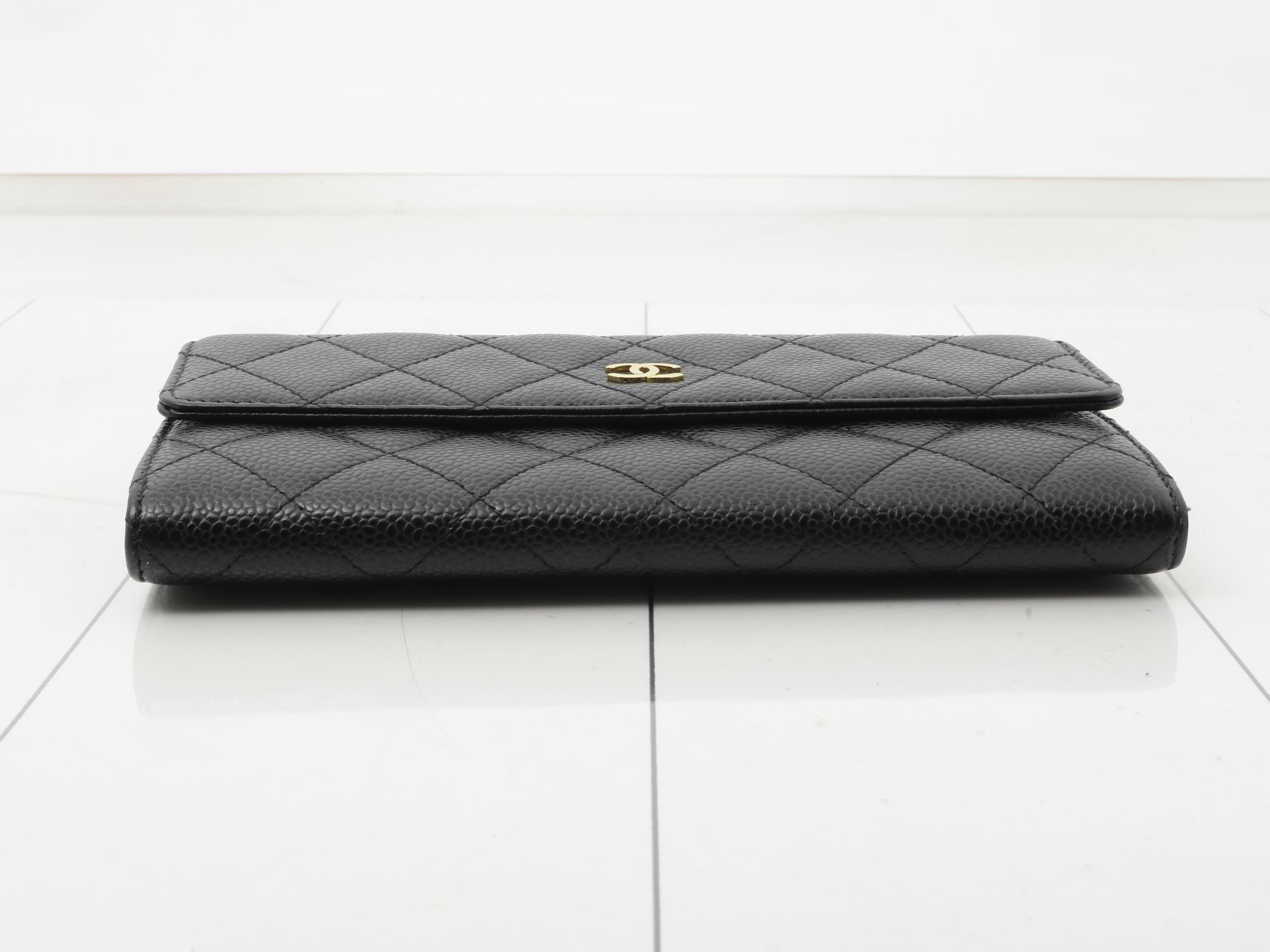 Matelassé caviar leather bi-fold long wallet, serial number 18. — view 3