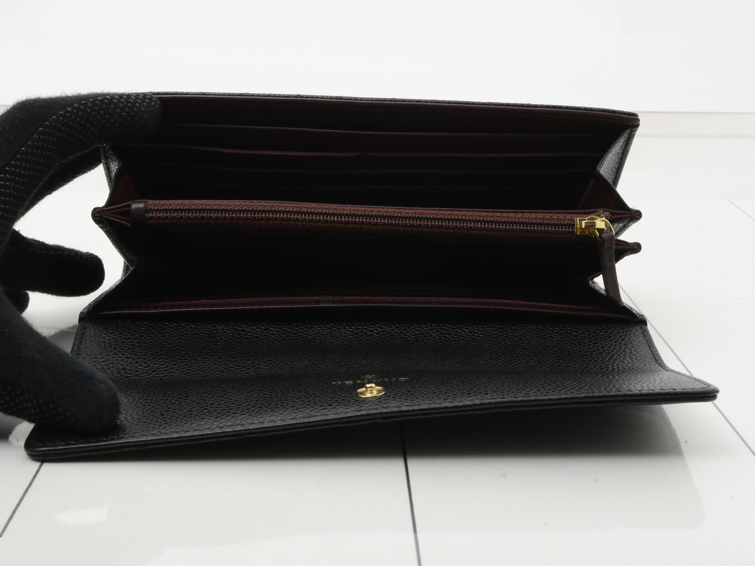Matelassé caviar leather bi-fold long wallet, serial number 18. — view 4