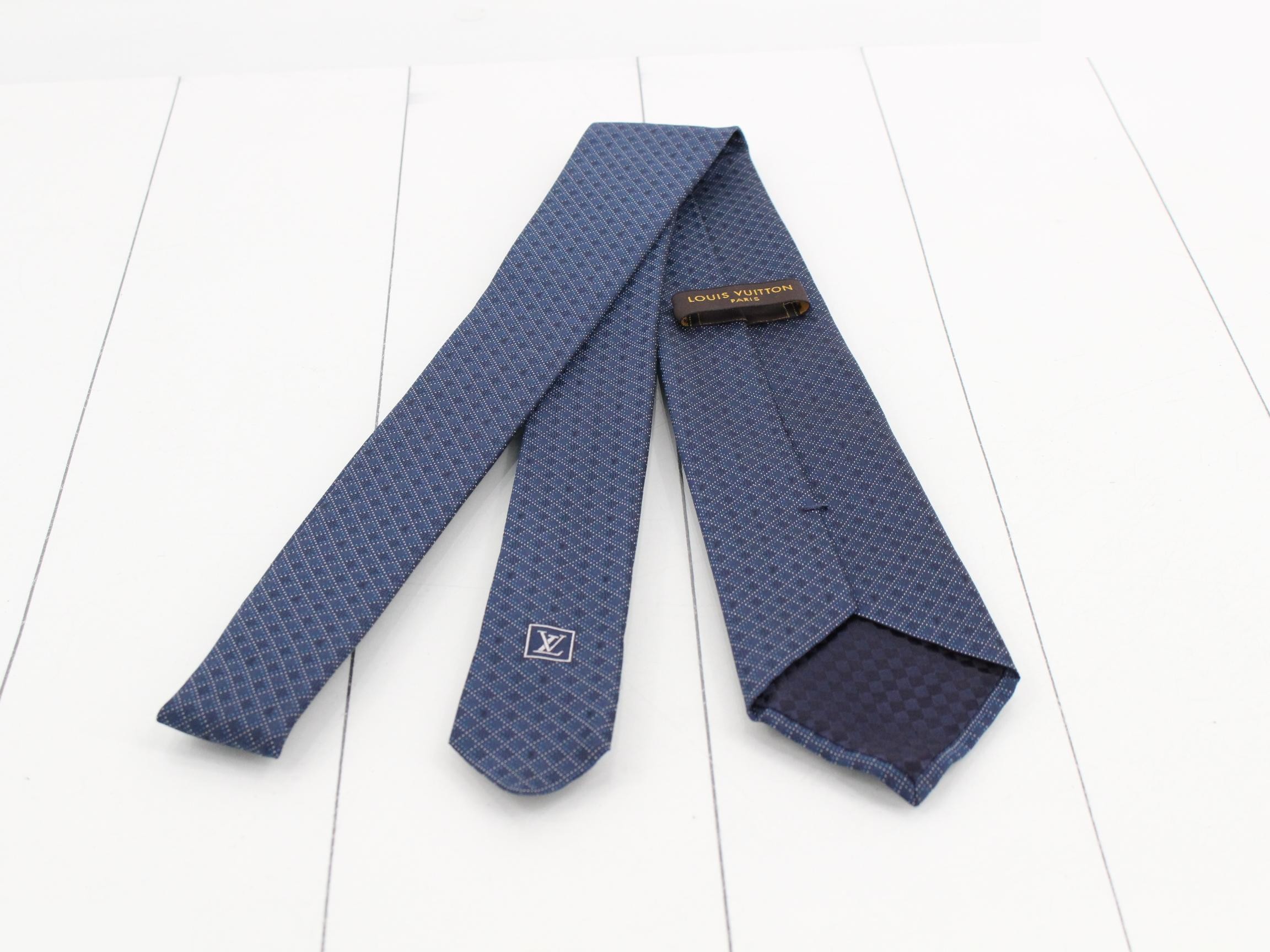 tie — view 2