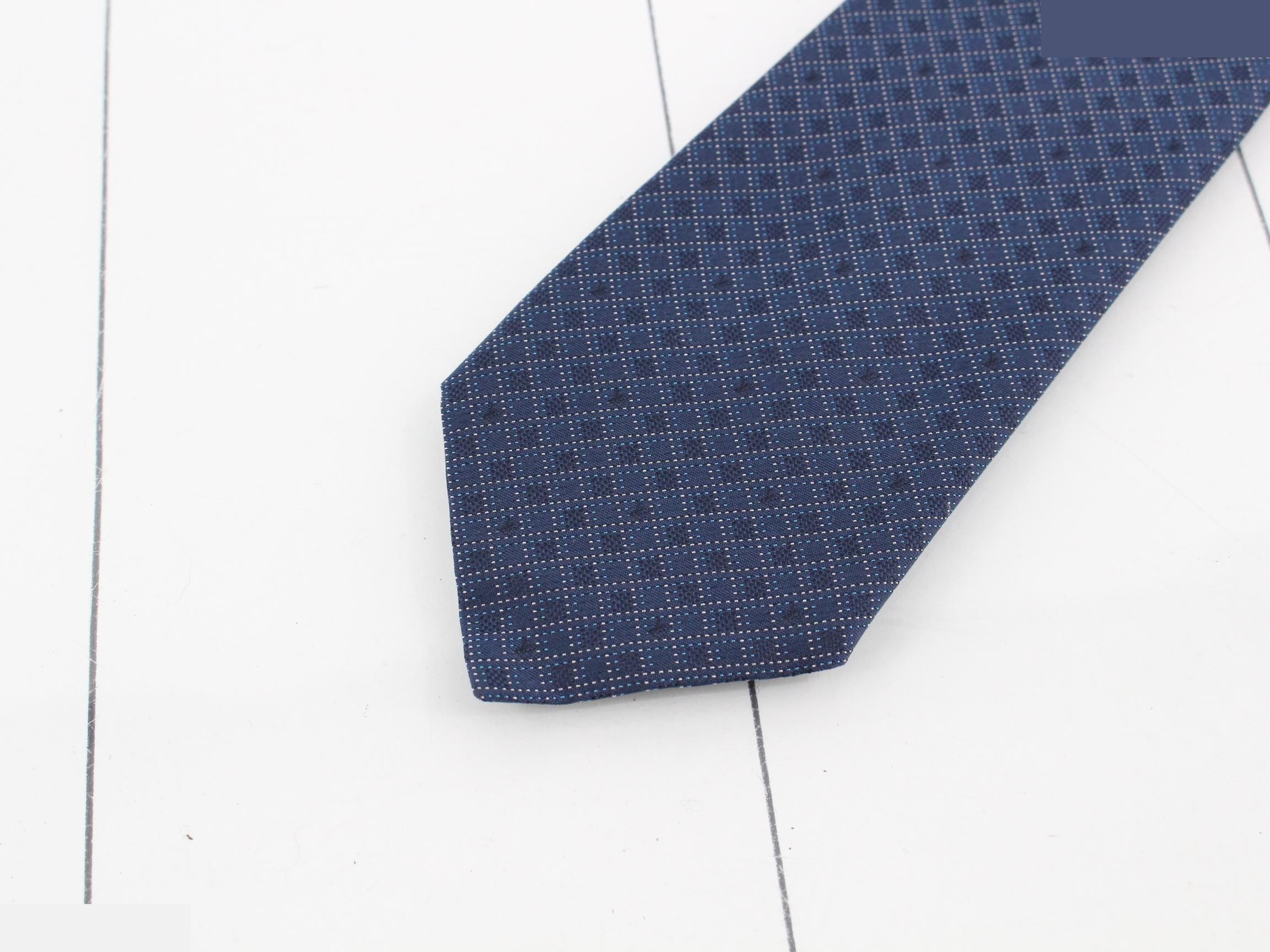 tie — view 3