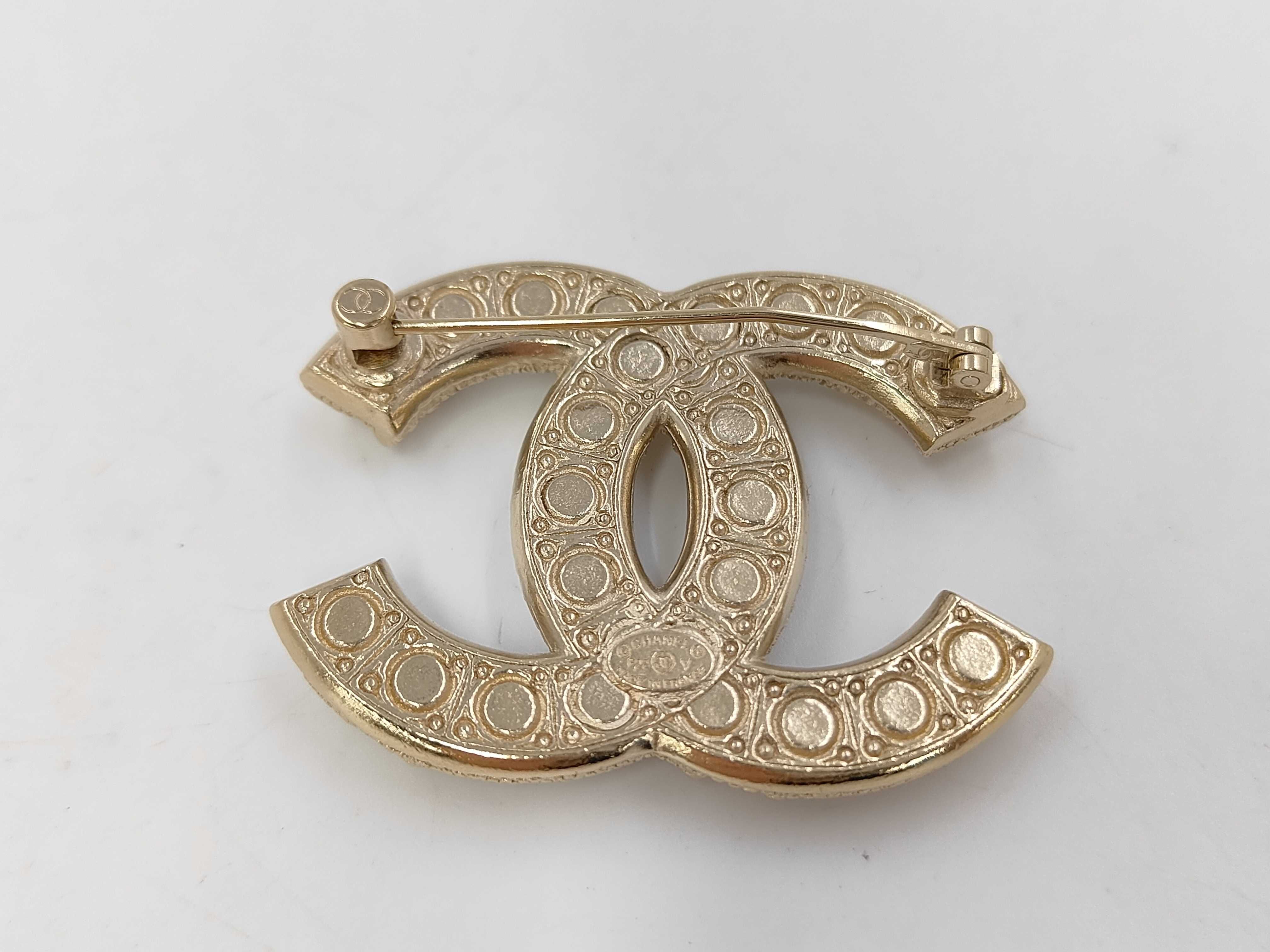 Pearl F22 V Brooch — view 2