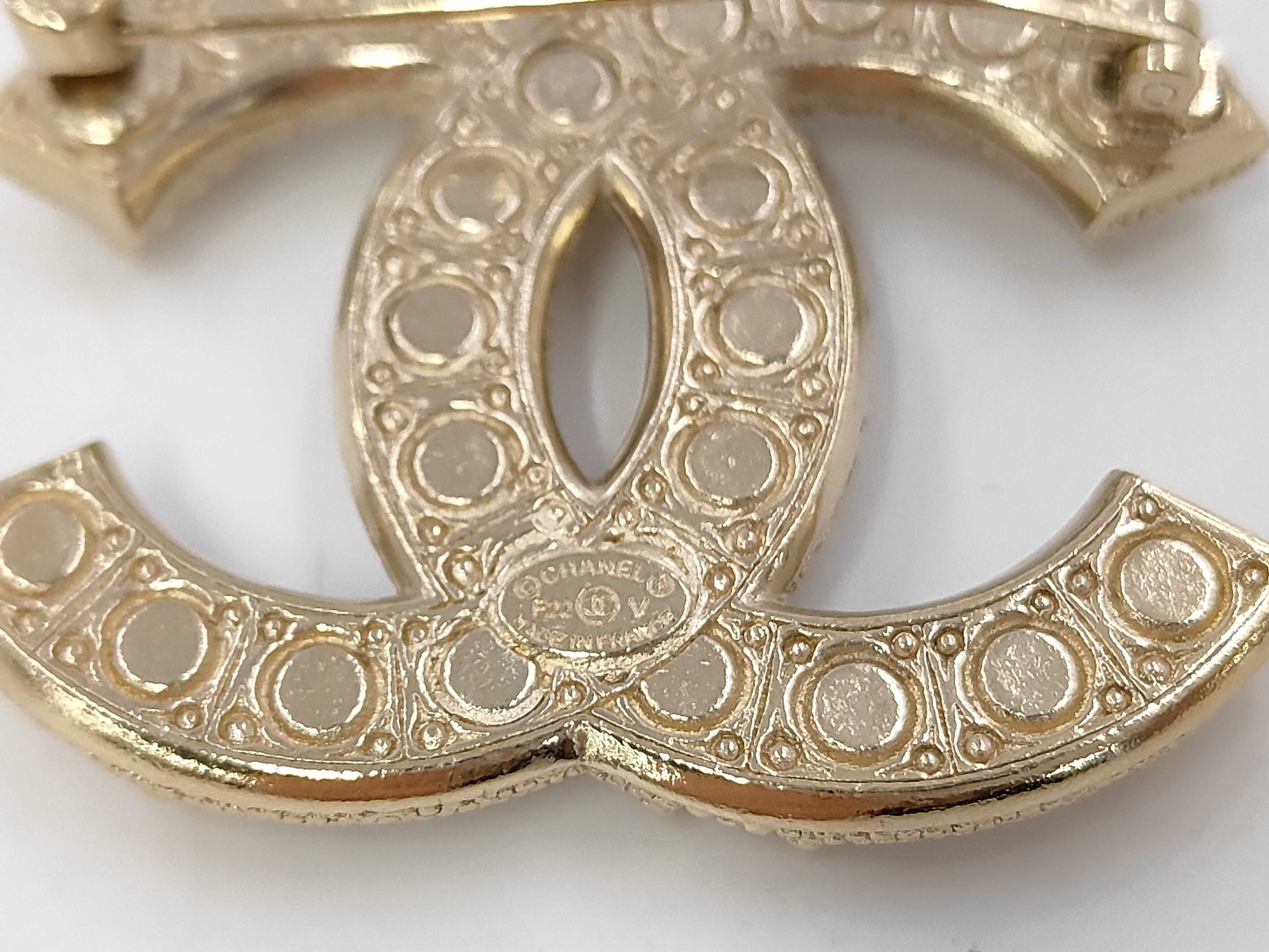 Pearl F22 V Brooch — view 3