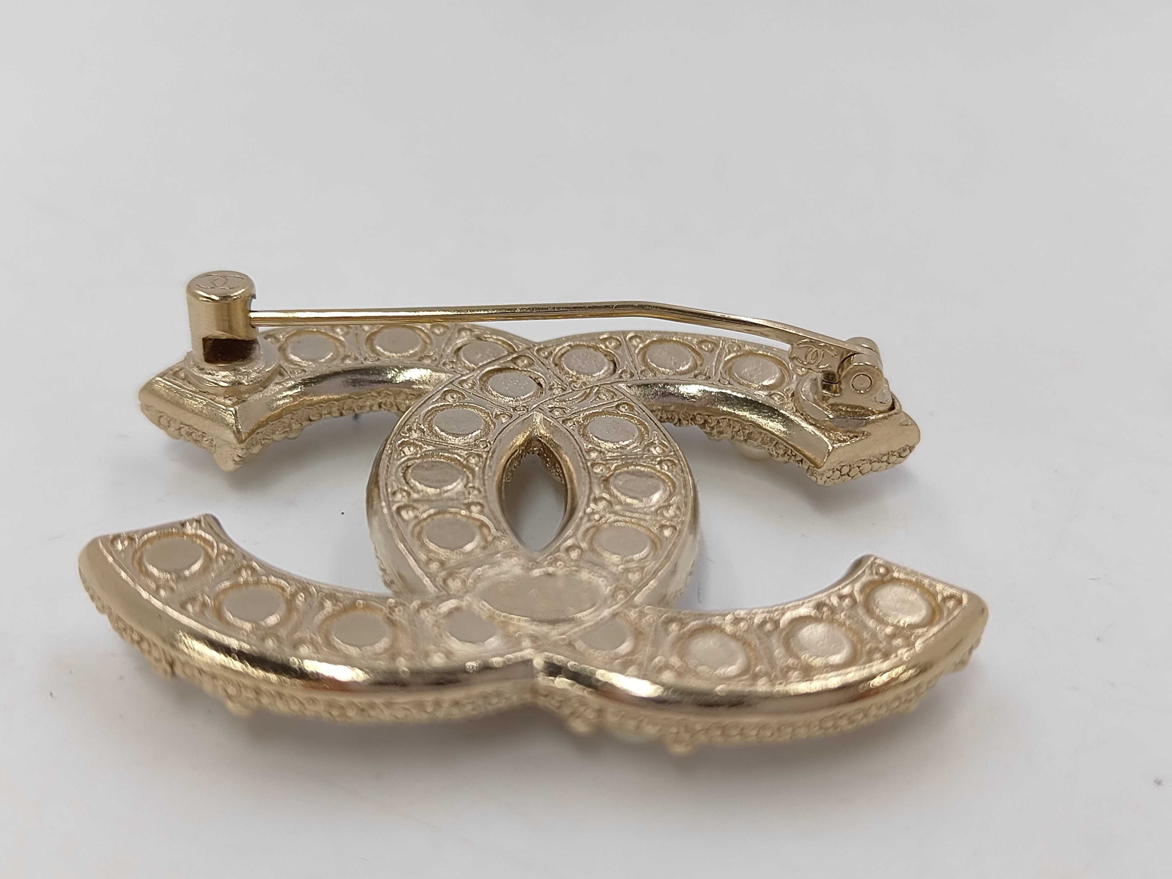 Pearl F22 V Brooch — view 4