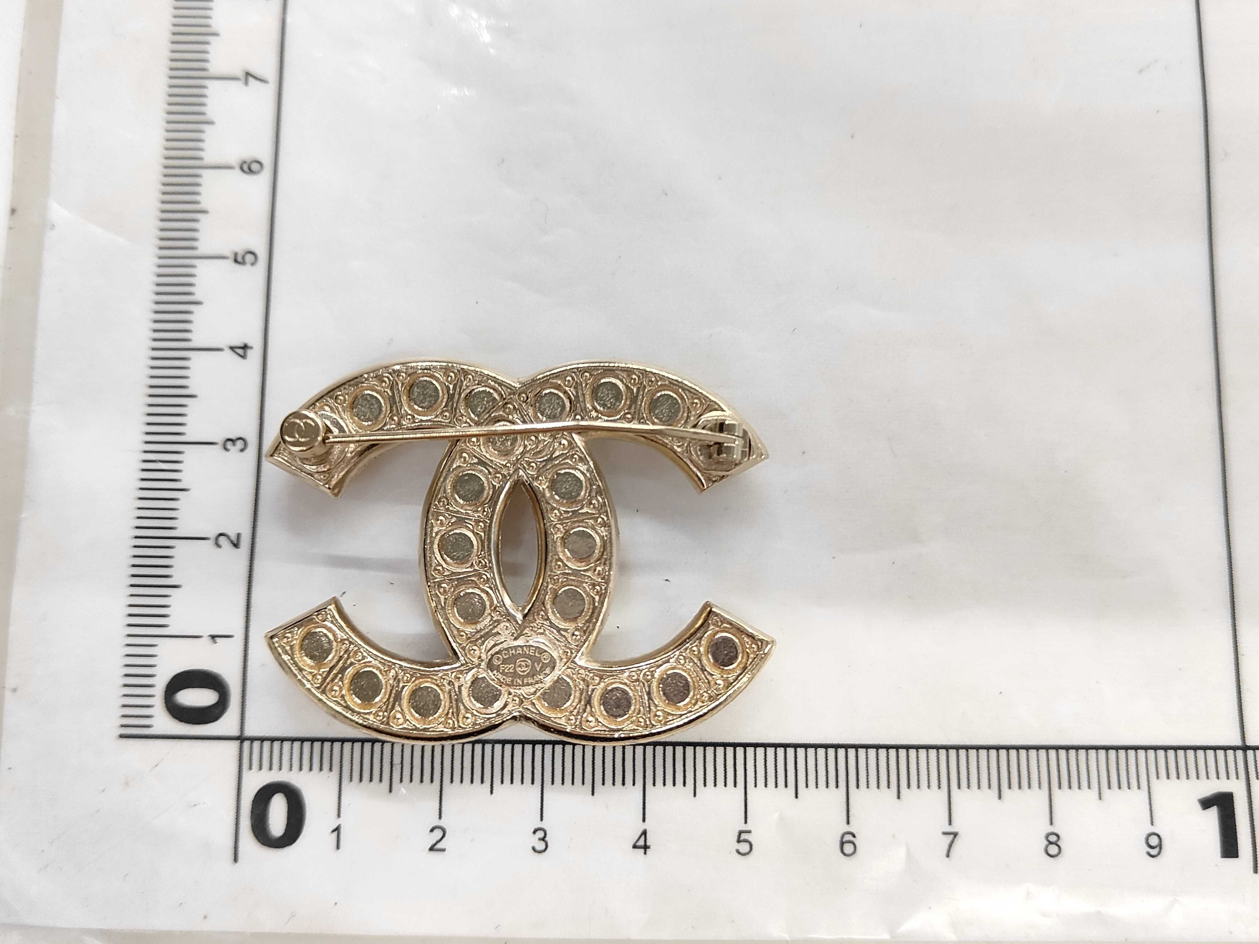Pearl F22 V Brooch — view 5