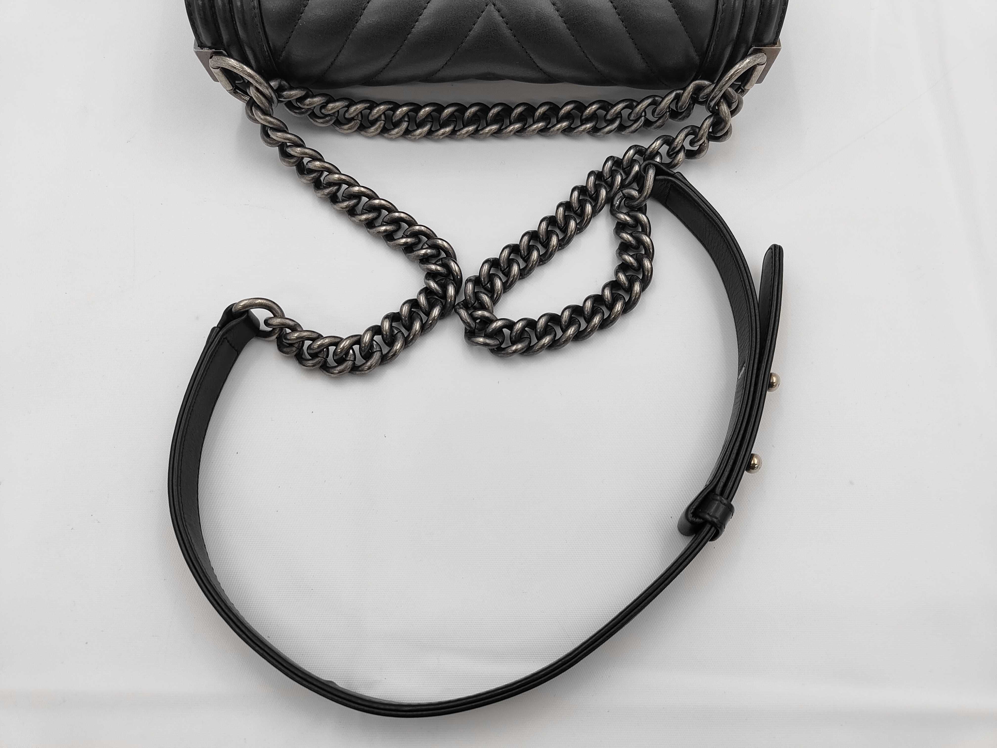 Boy Chanel 25 V-stitch Lambskin Shoulder Bag — view 3