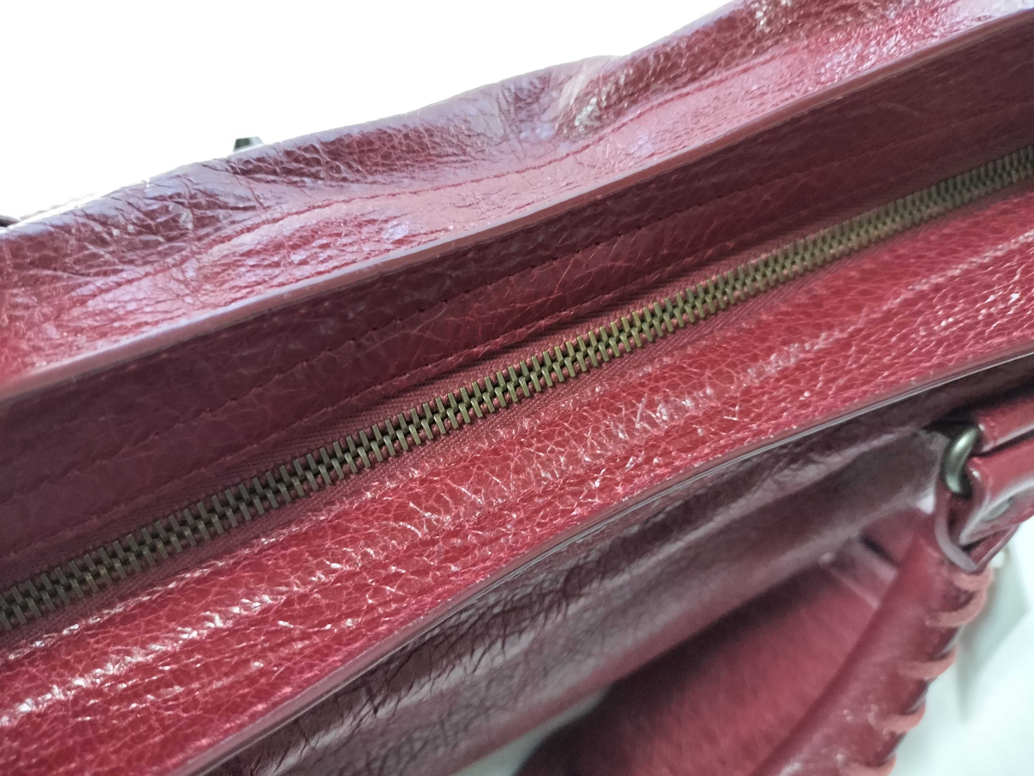 The Giant City Medium Red Shoulder Bag — view 7