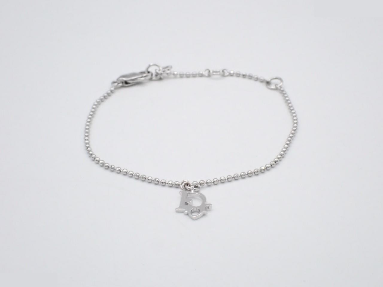 Other lines: Precious metal bracelets and bangles (metal), wrist circumference approximately 19 cm.