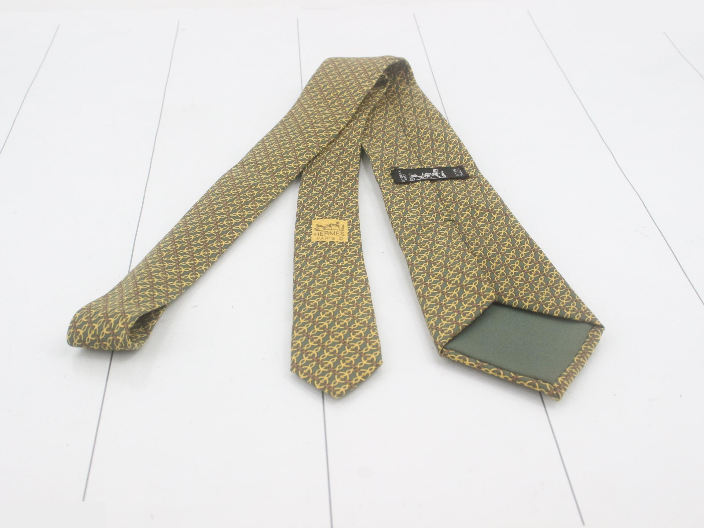 tie — view 2