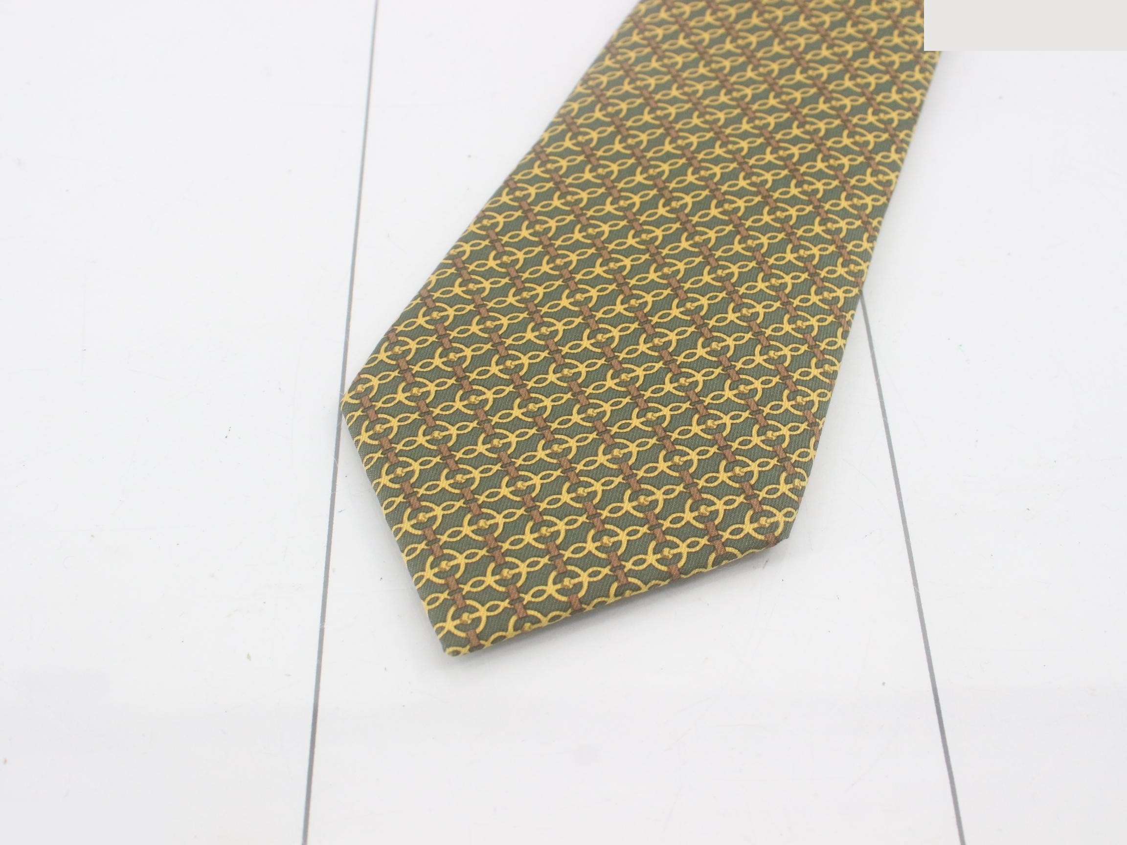 tie — view 3