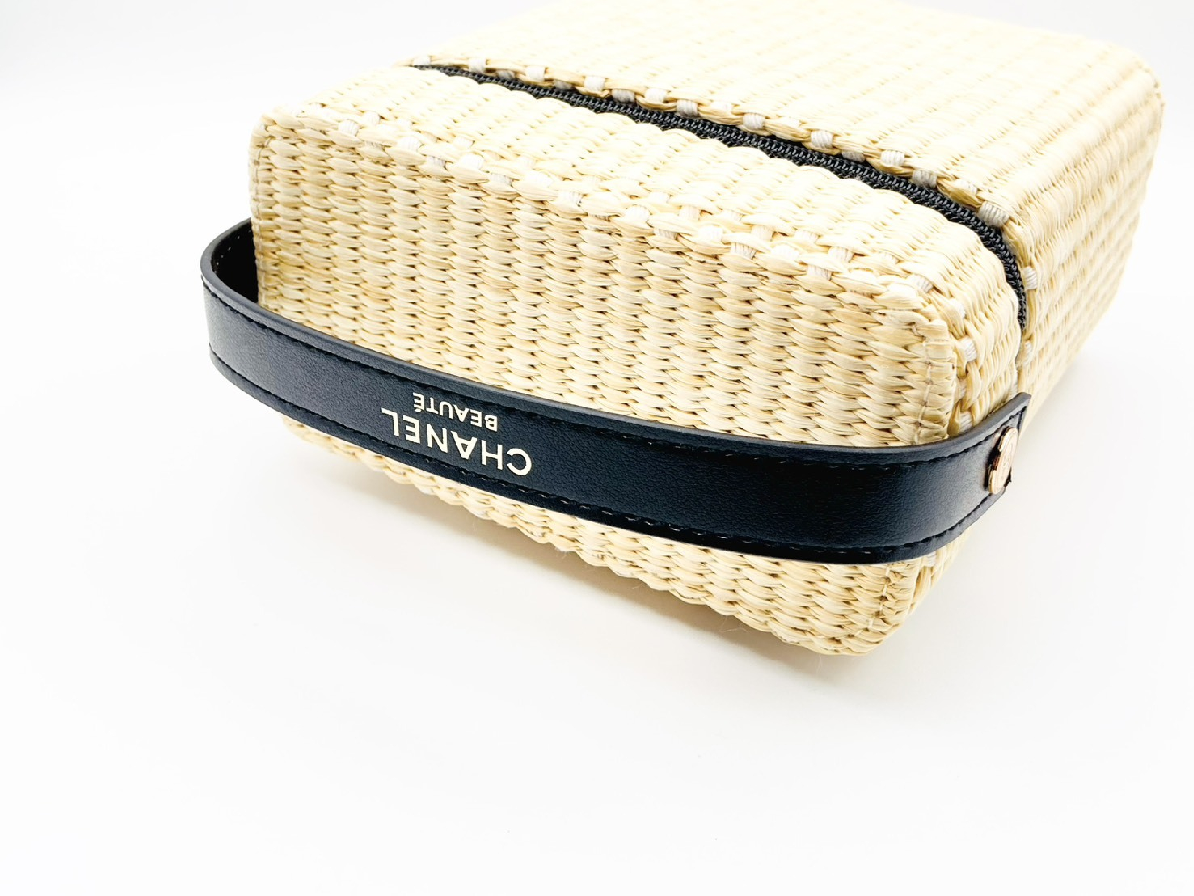 Les Beiges Panier des Essentiels Rattan Straw Basket Bag Mini Vanity Pouch Novelty Vanity Bag — view 3