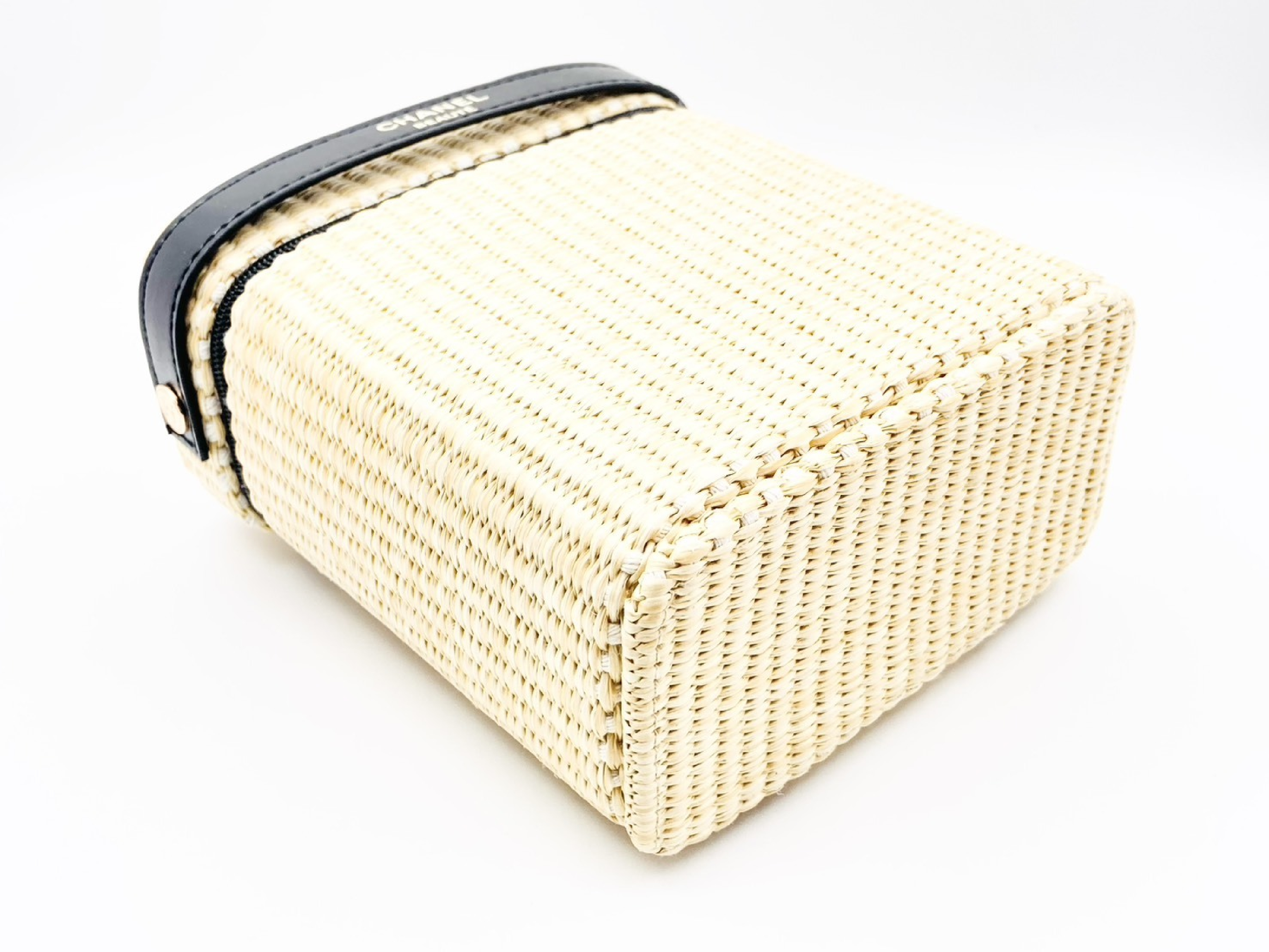 Les Beiges Panier des Essentiels Rattan Straw Basket Bag Mini Vanity Pouch Novelty Vanity Bag — view 5