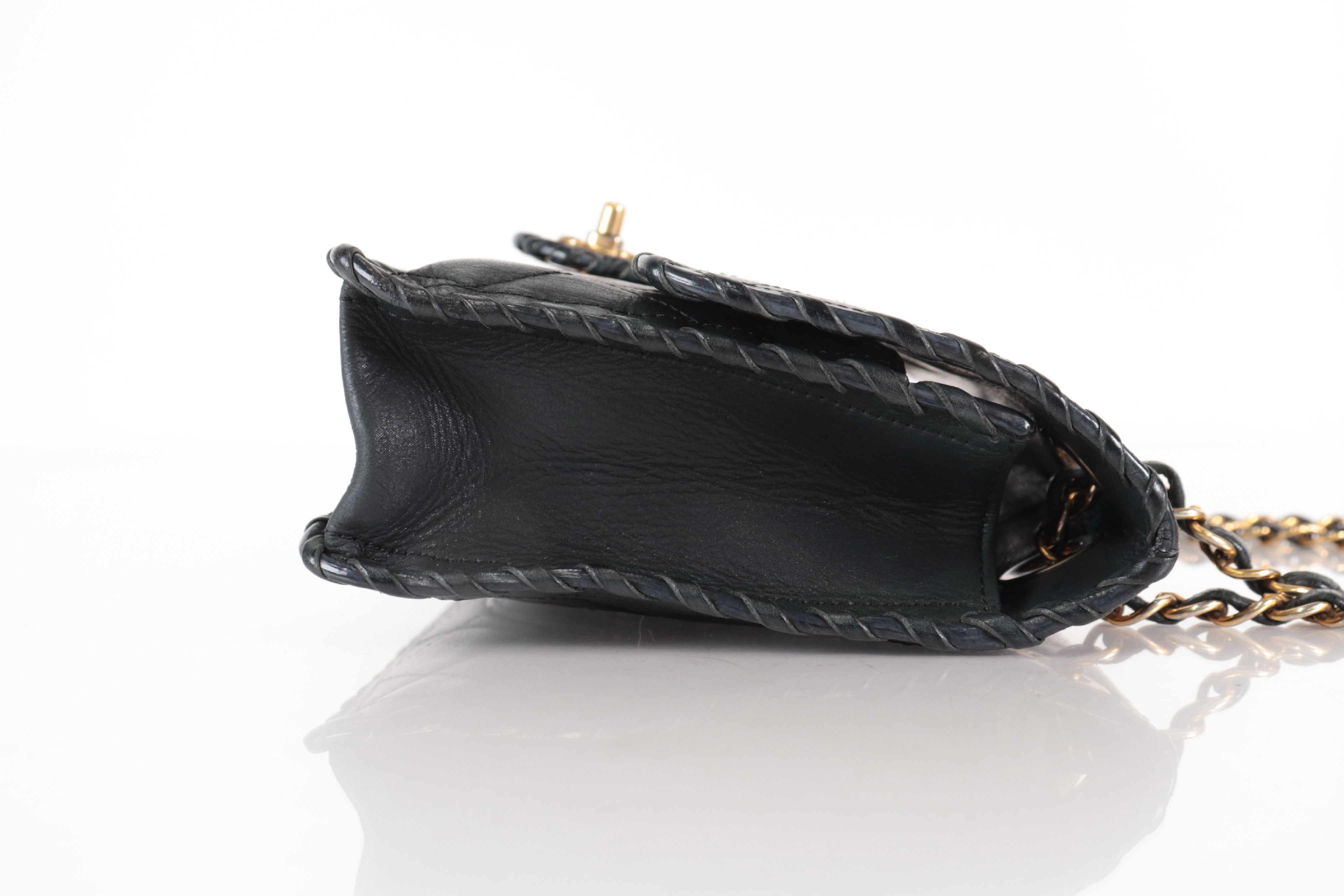 Matelassé Leather Chain Shoulder Bag (Serial Number 22) — view 5