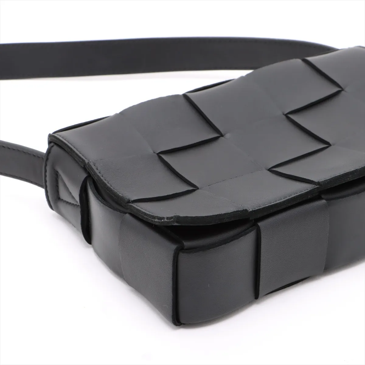 Maxi Intrecciato Cassette Leather Shoulder Bag Black — view 4