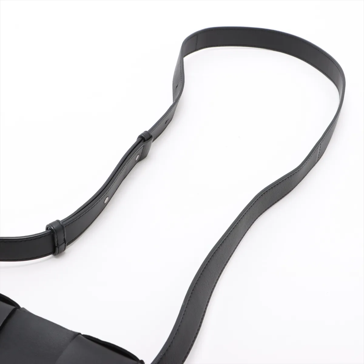Maxi Intrecciato Cassette Leather Shoulder Bag Black — view 5