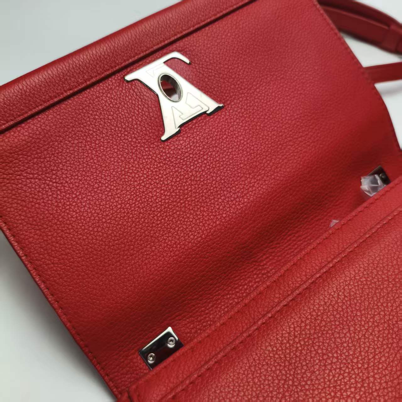 【*Shipped from: China*】LOUIS VUITTON Lockme Leather Shoulder Bag — view 10