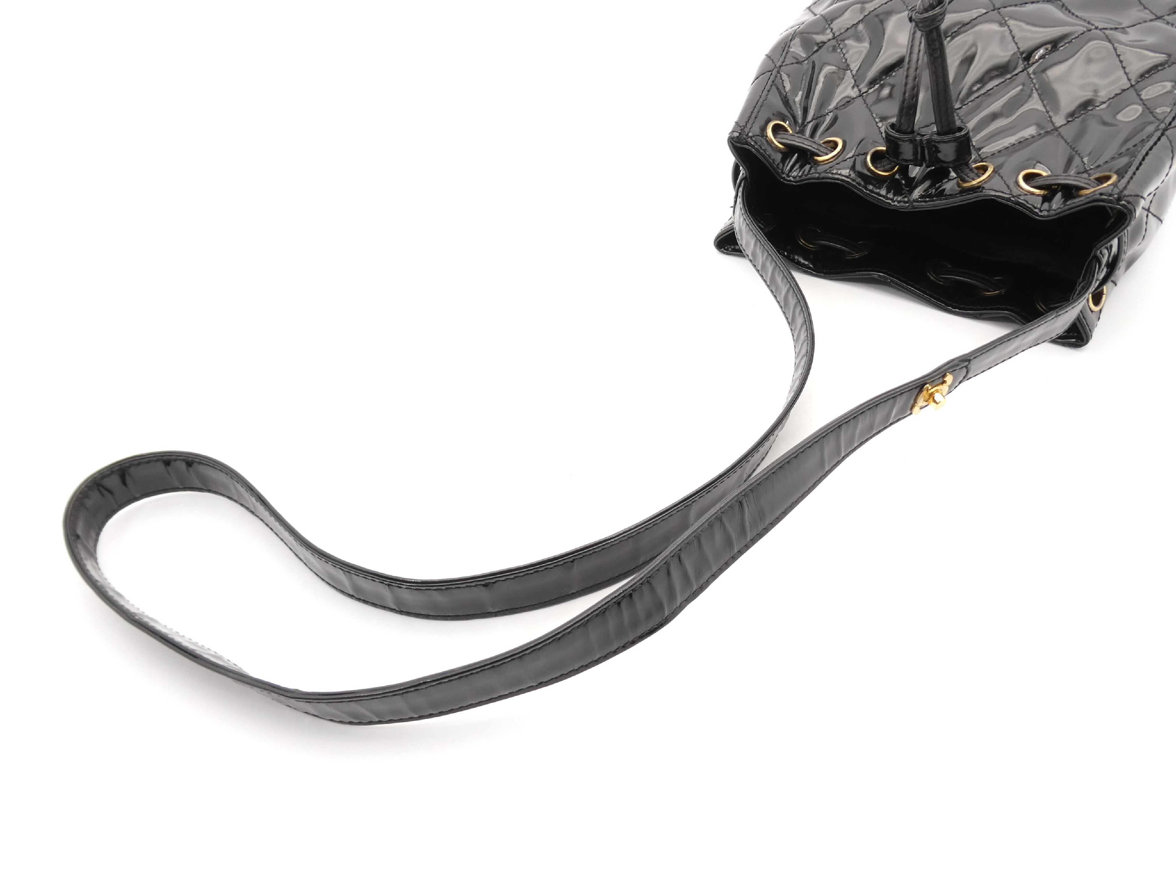Matelassé Enamel Coco Mark Drawstring Shoulder Bag — view 6