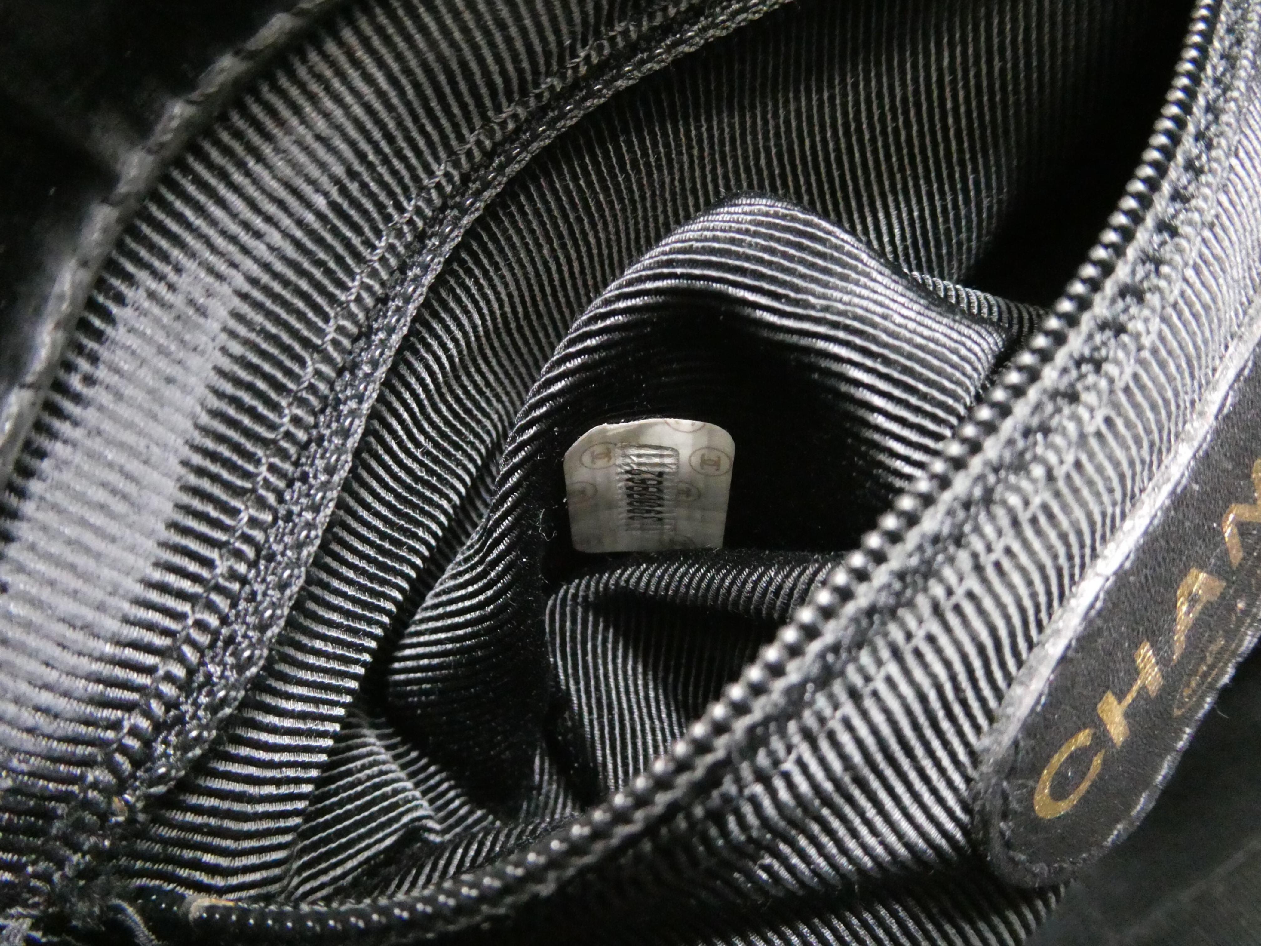 Matelassé Enamel Coco Mark Drawstring Shoulder Bag — view 9
