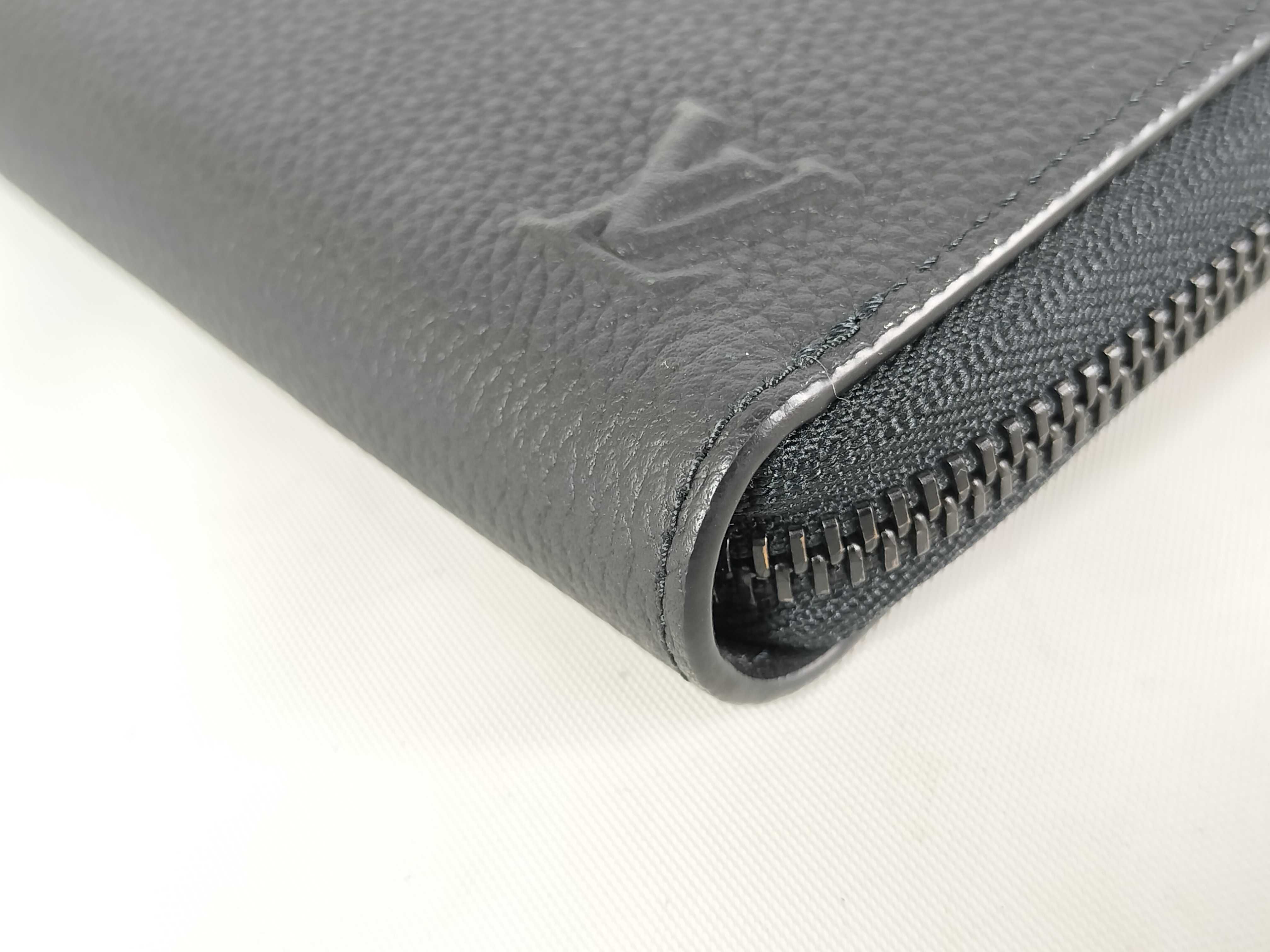 M25959 Zippy Wallet Horizontal Wallet — view 2