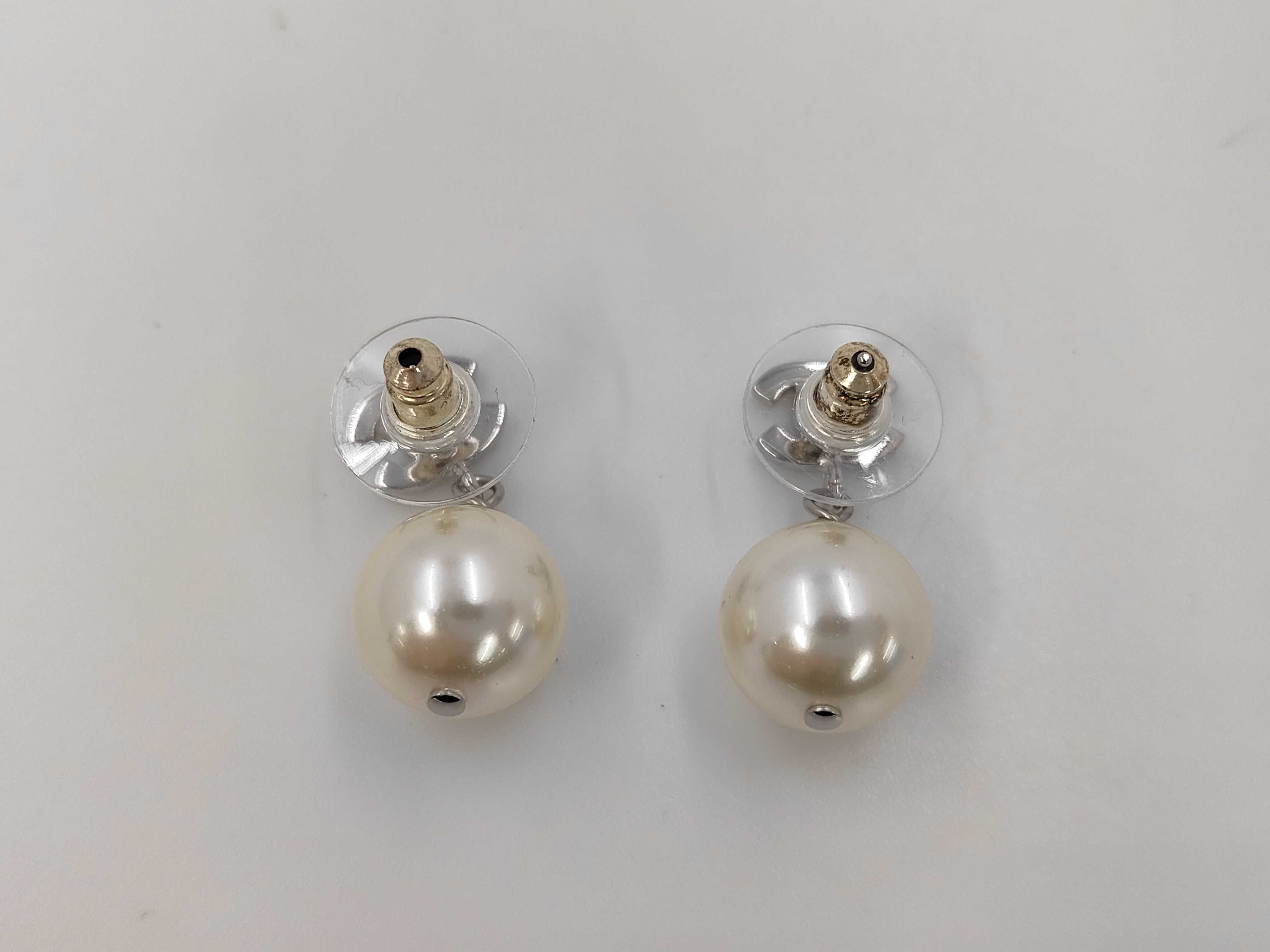 B25V Coco Mark Pearl Swing Earrings — view 2
