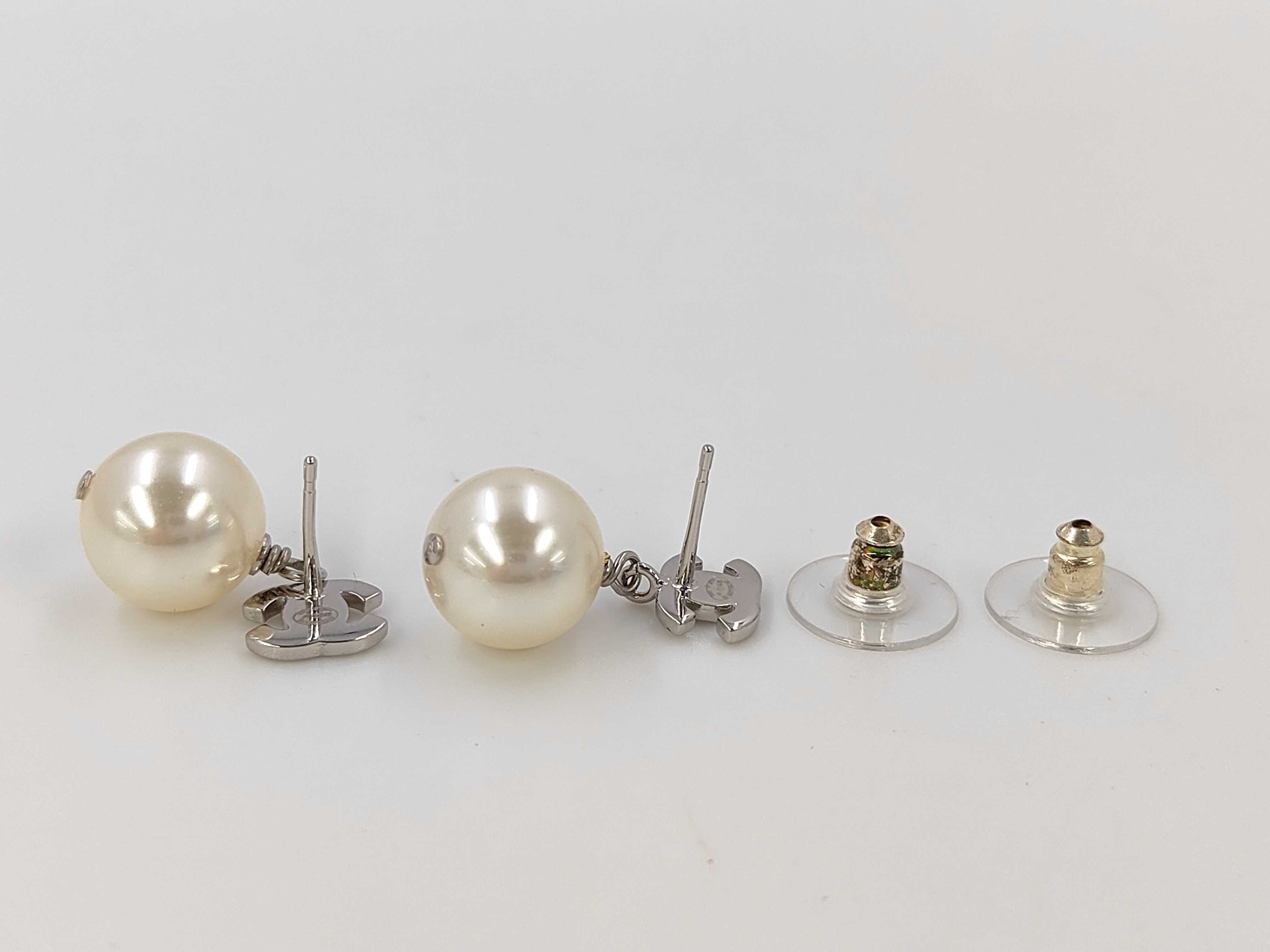 B25V Coco Mark Pearl Swing Earrings — view 3