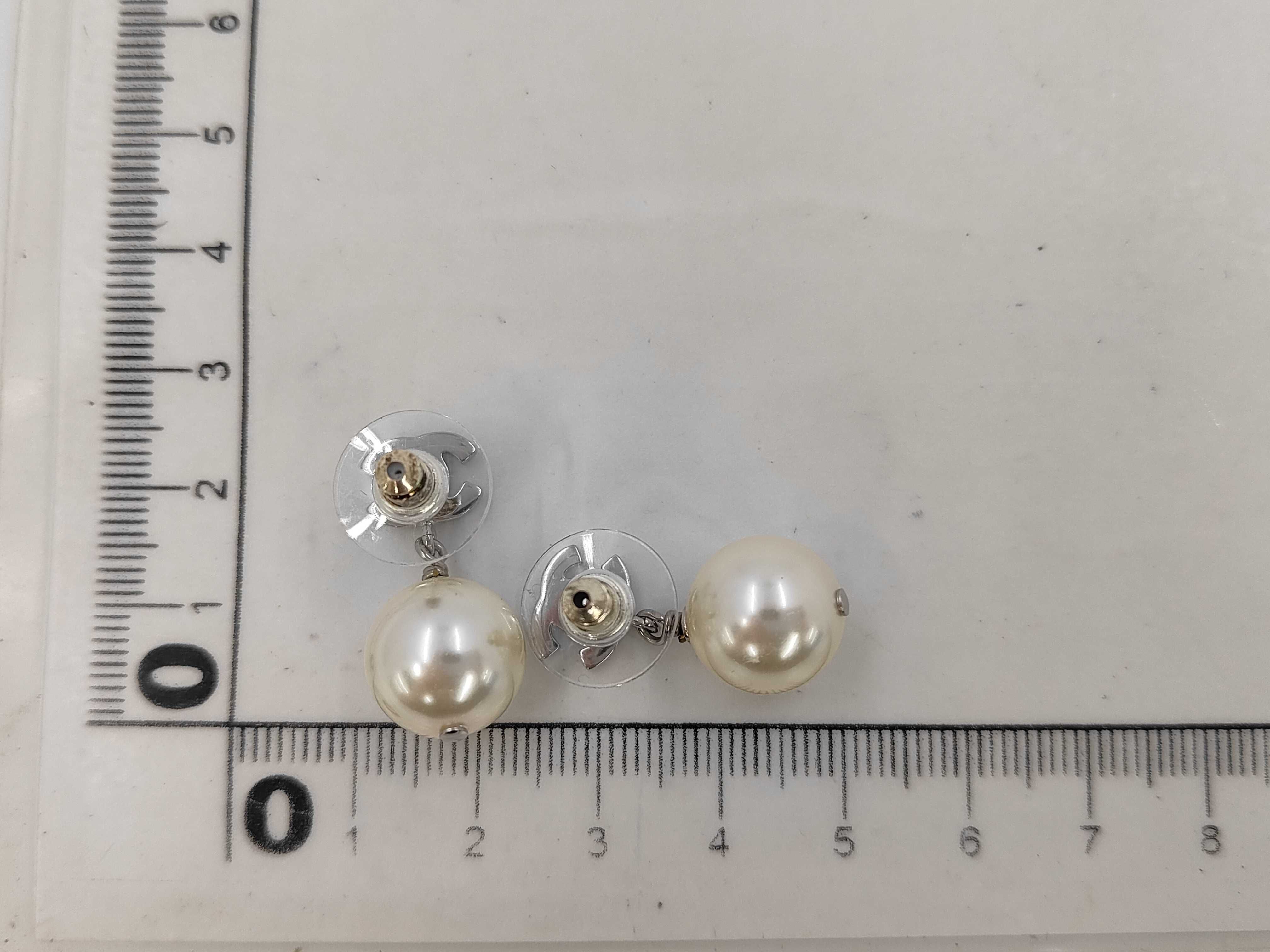 B25V Coco Mark Pearl Swing Earrings — view 5