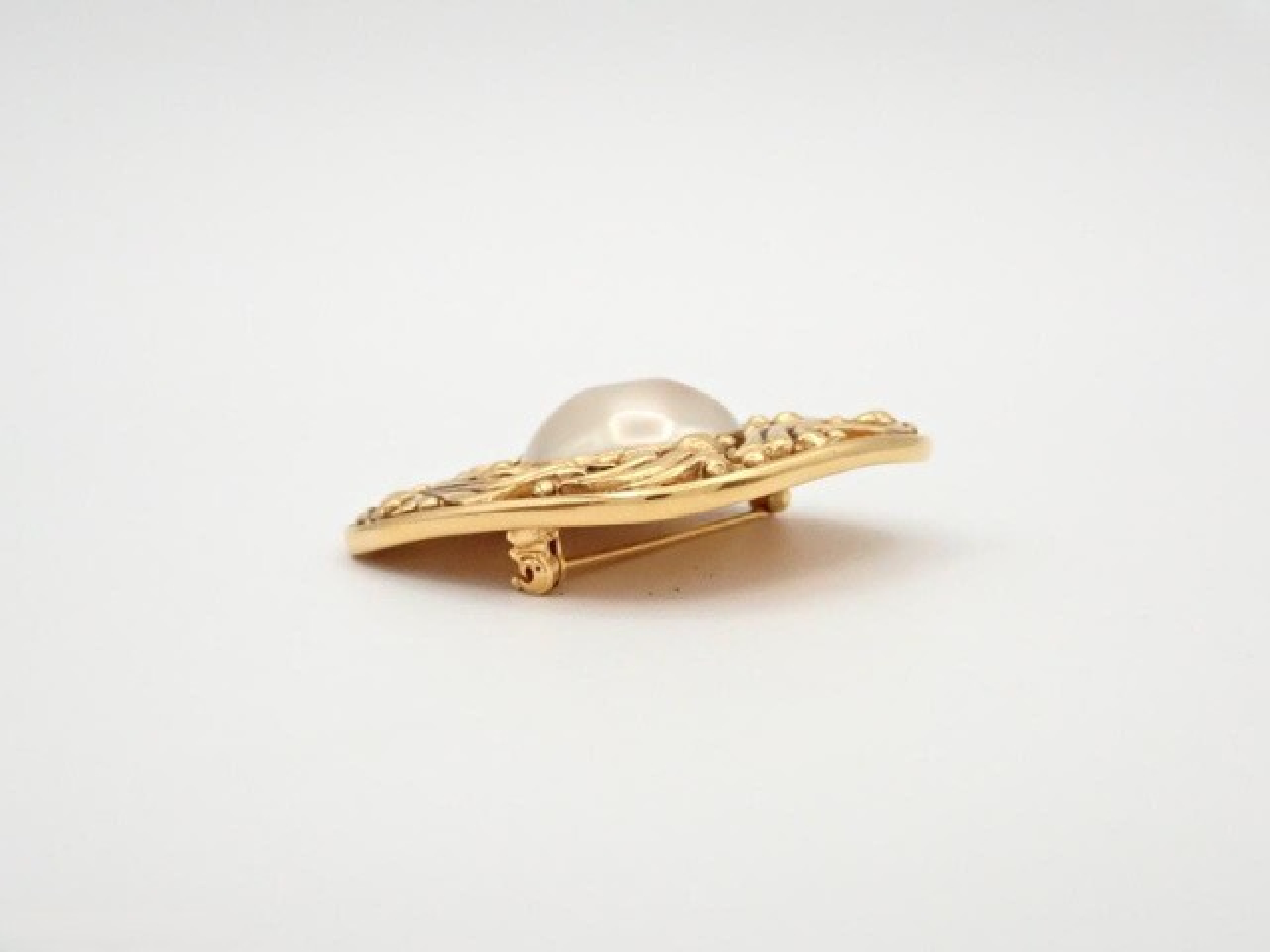 brooch — view 2