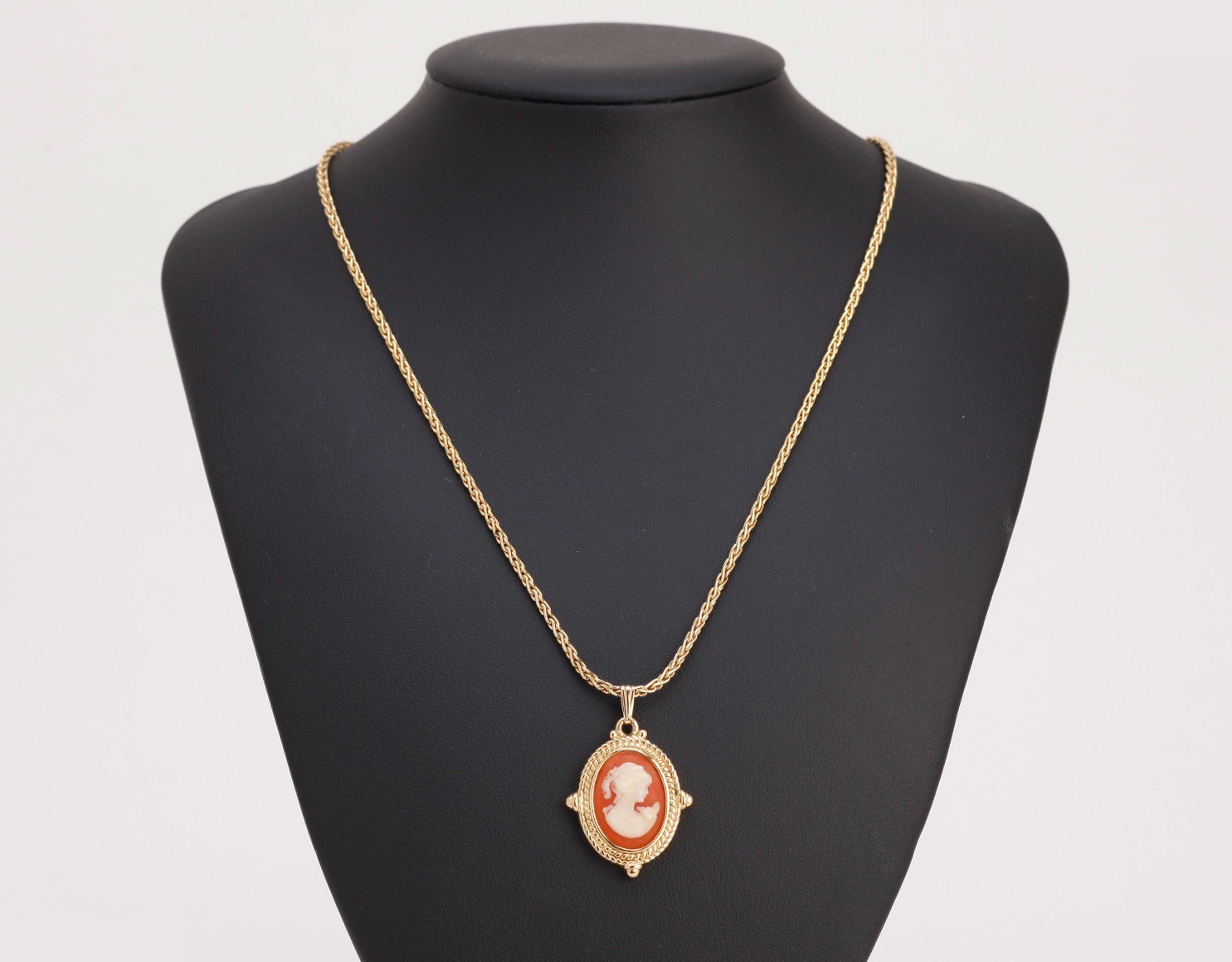 Cameo necklace pendant, chain approximately 44cm — view 2