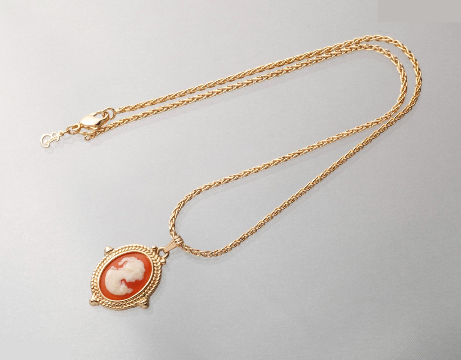 Cameo necklace pendant, chain approximately 44cm — view 3