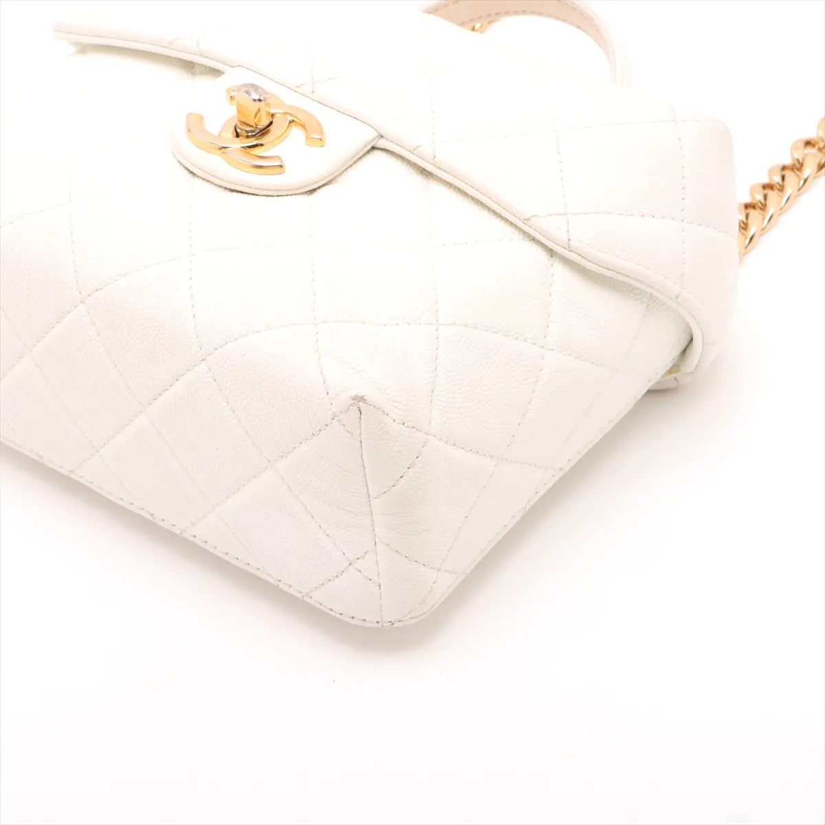 Matelasse caviar skin vanity bag white gold hardware EEJ25K75 random plate — view 3