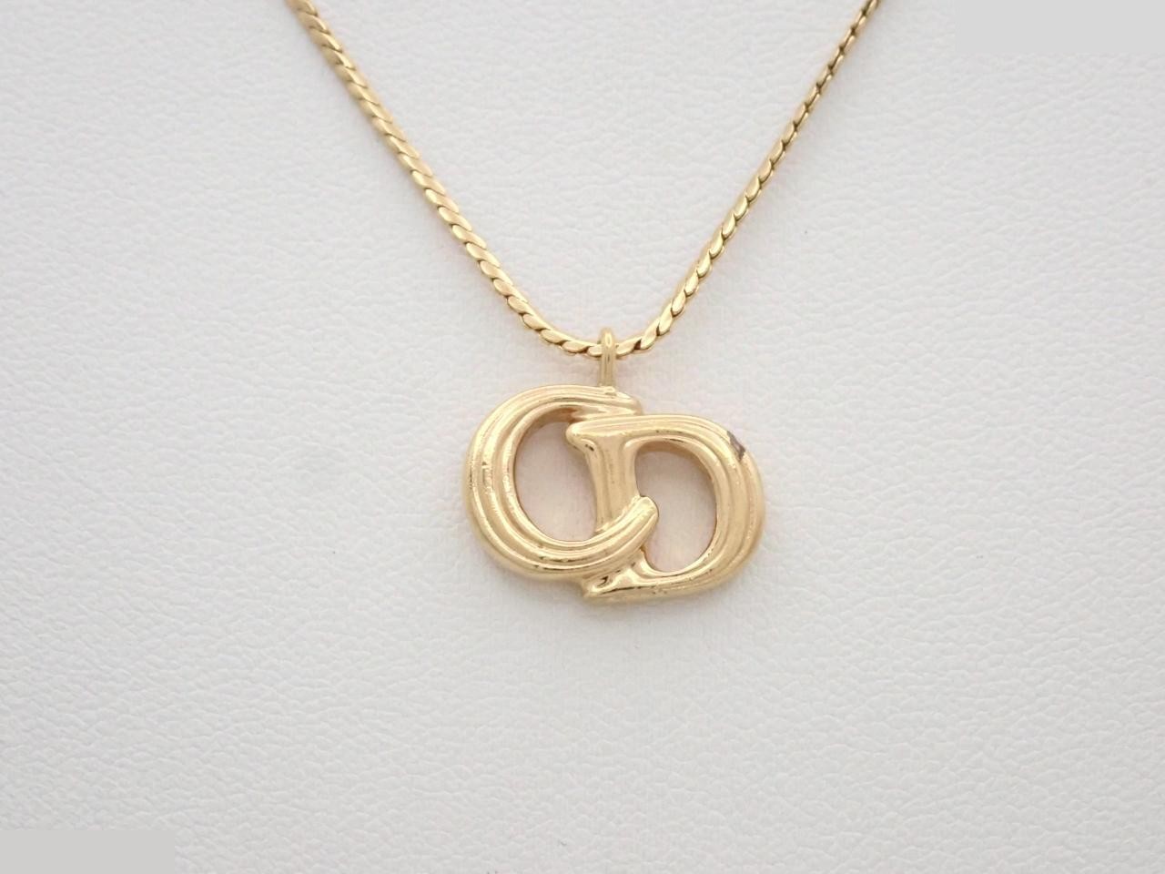 necklace, chain approximately 44cm