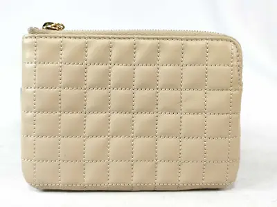 quilted card case in beige with C charm. (Card case, pass case, business card holder)
