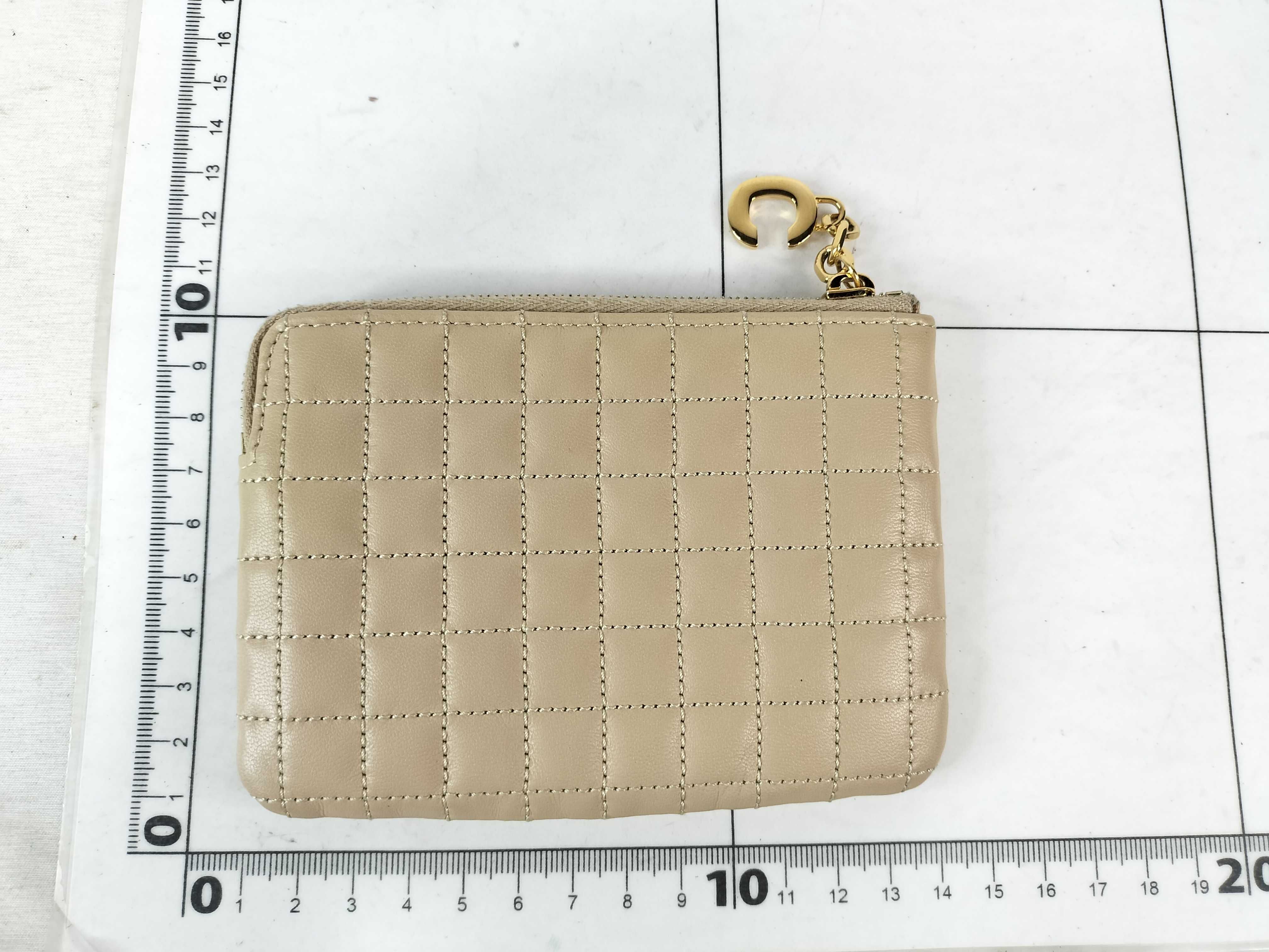 quilted card case in beige with C charm. (Card case, pass case, business card holder) — view 2