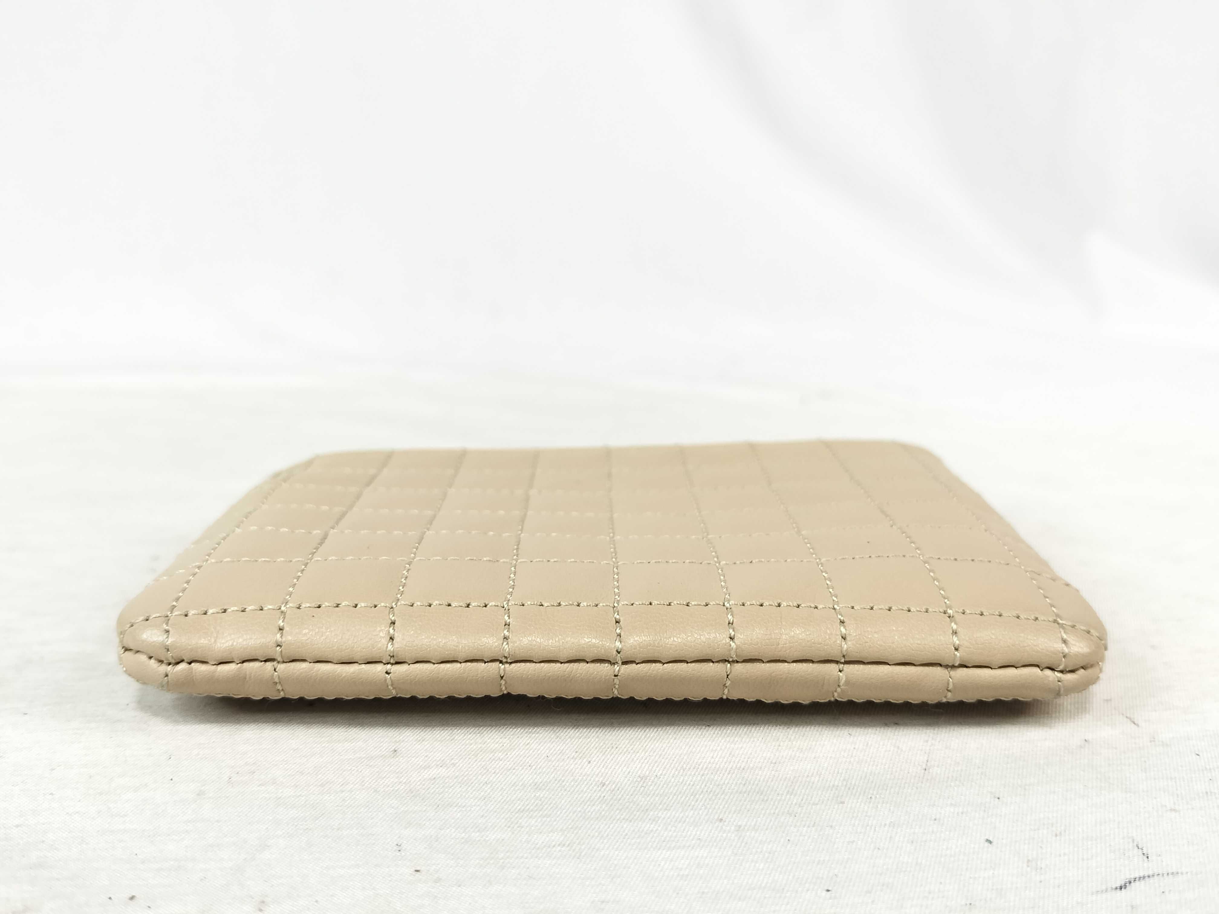 quilted card case in beige with C charm. (Card case, pass case, business card holder) — view 3
