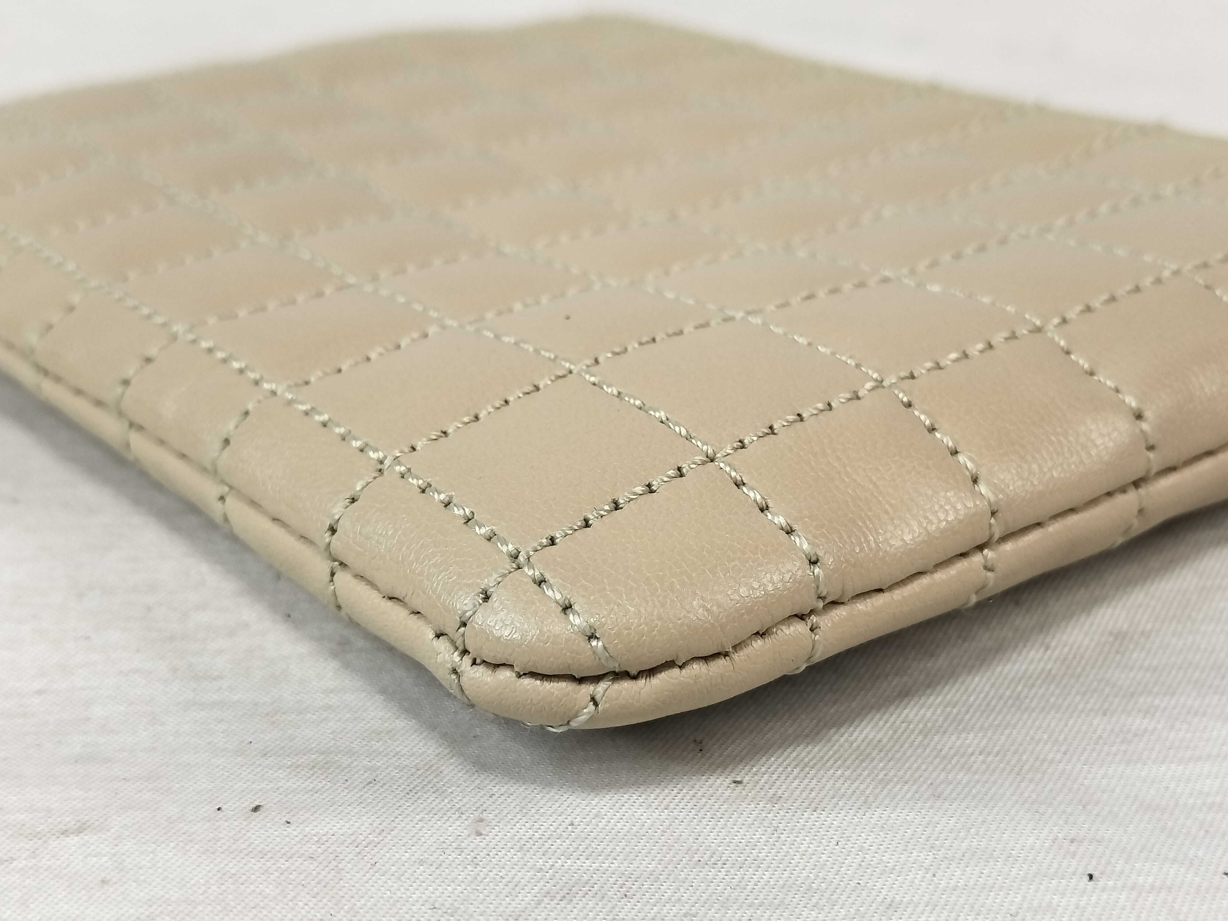 quilted card case in beige with C charm. (Card case, pass case, business card holder) — view 4