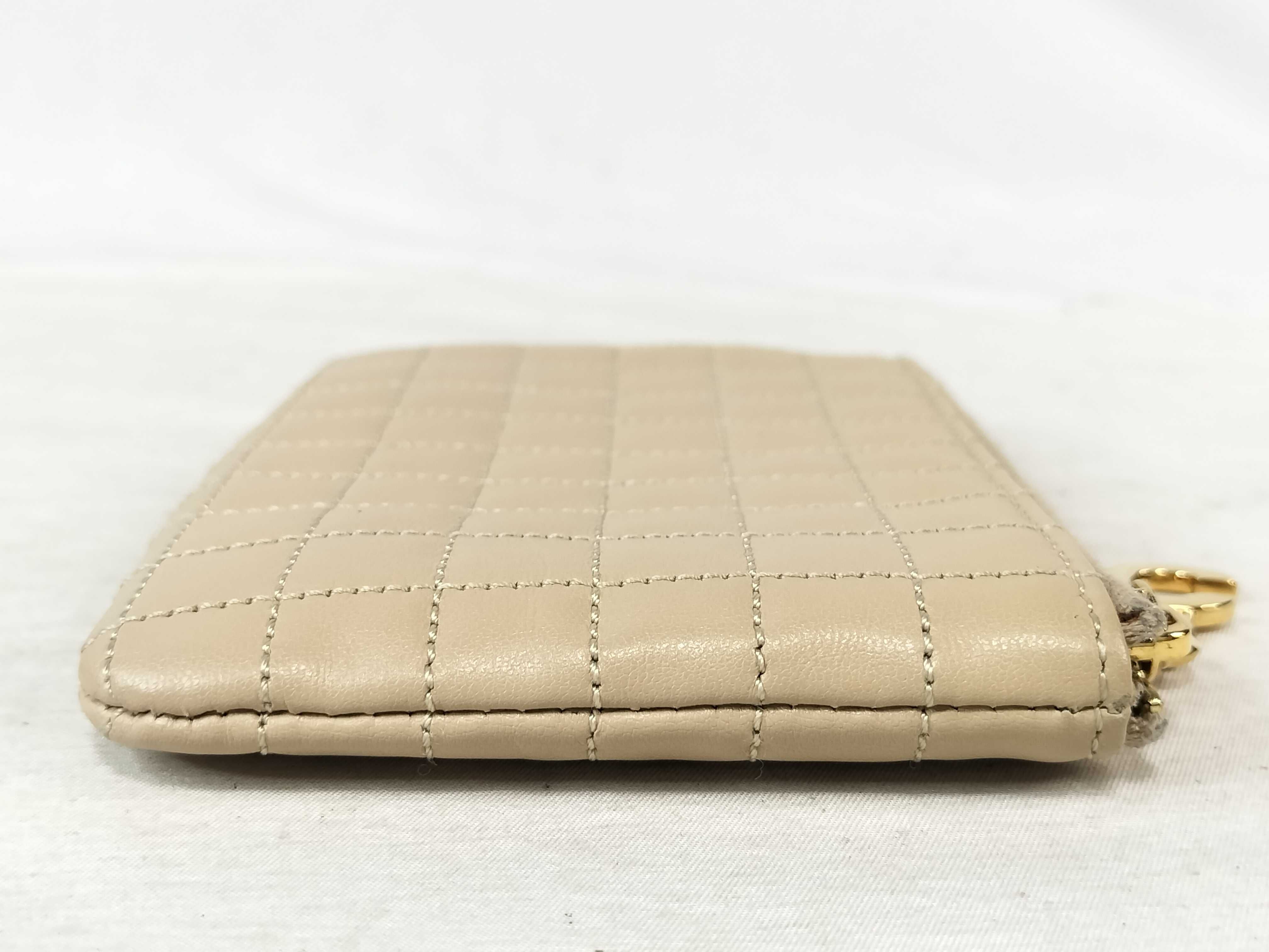 quilted card case in beige with C charm. (Card case, pass case, business card holder) — view 5