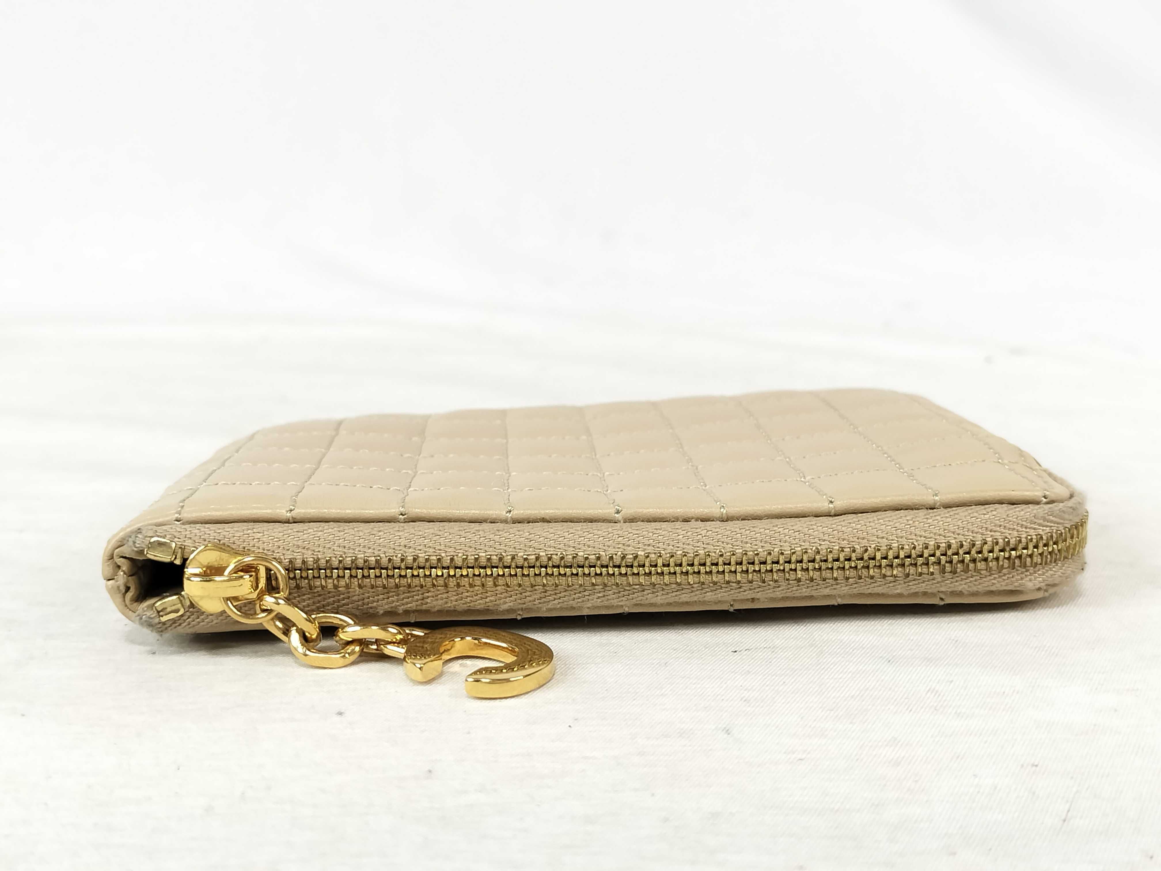 quilted card case in beige with C charm. (Card case, pass case, business card holder) — view 6