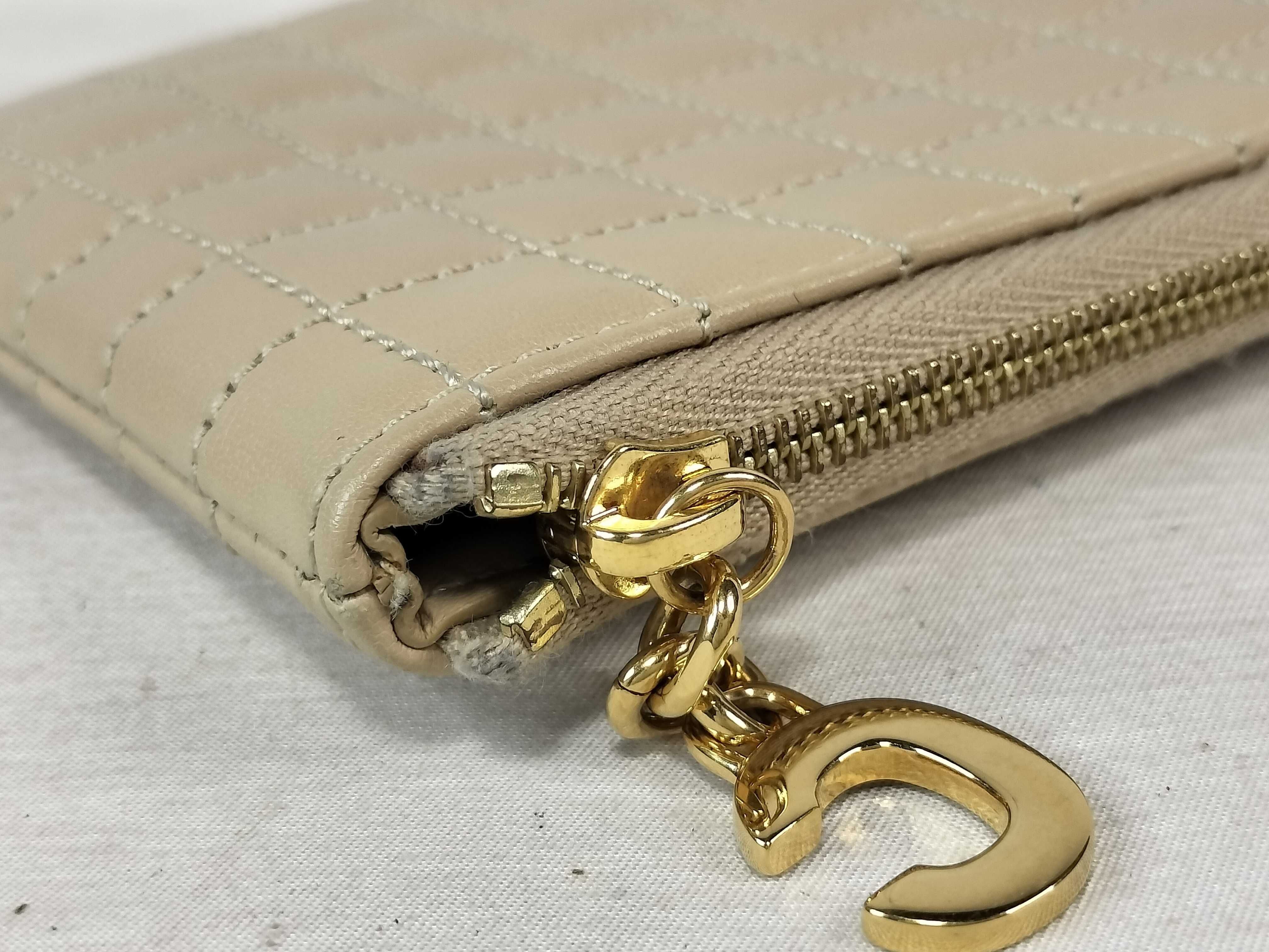 quilted card case in beige with C charm. (Card case, pass case, business card holder) — view 7