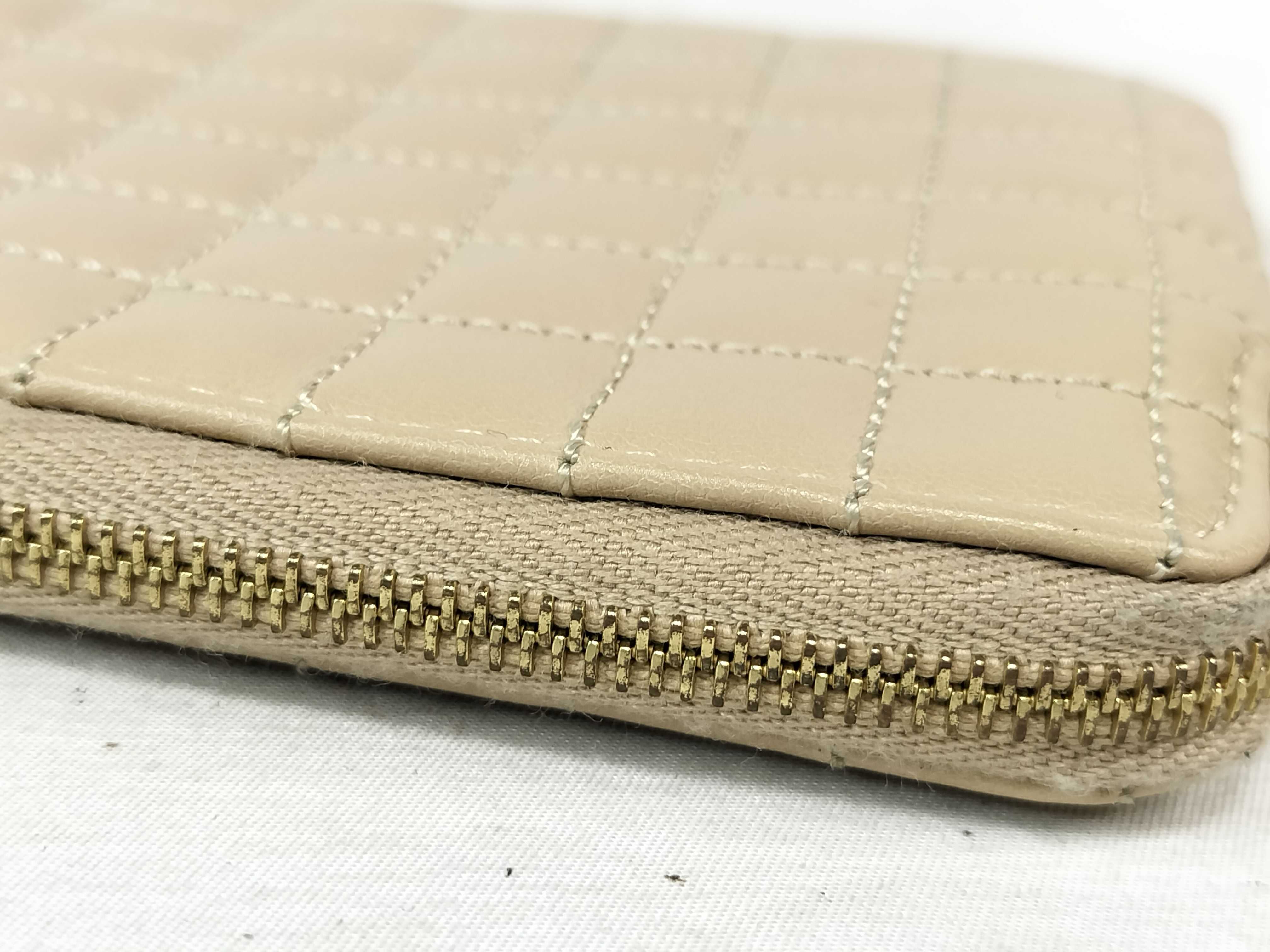 quilted card case in beige with C charm. (Card case, pass case, business card holder) — view 8