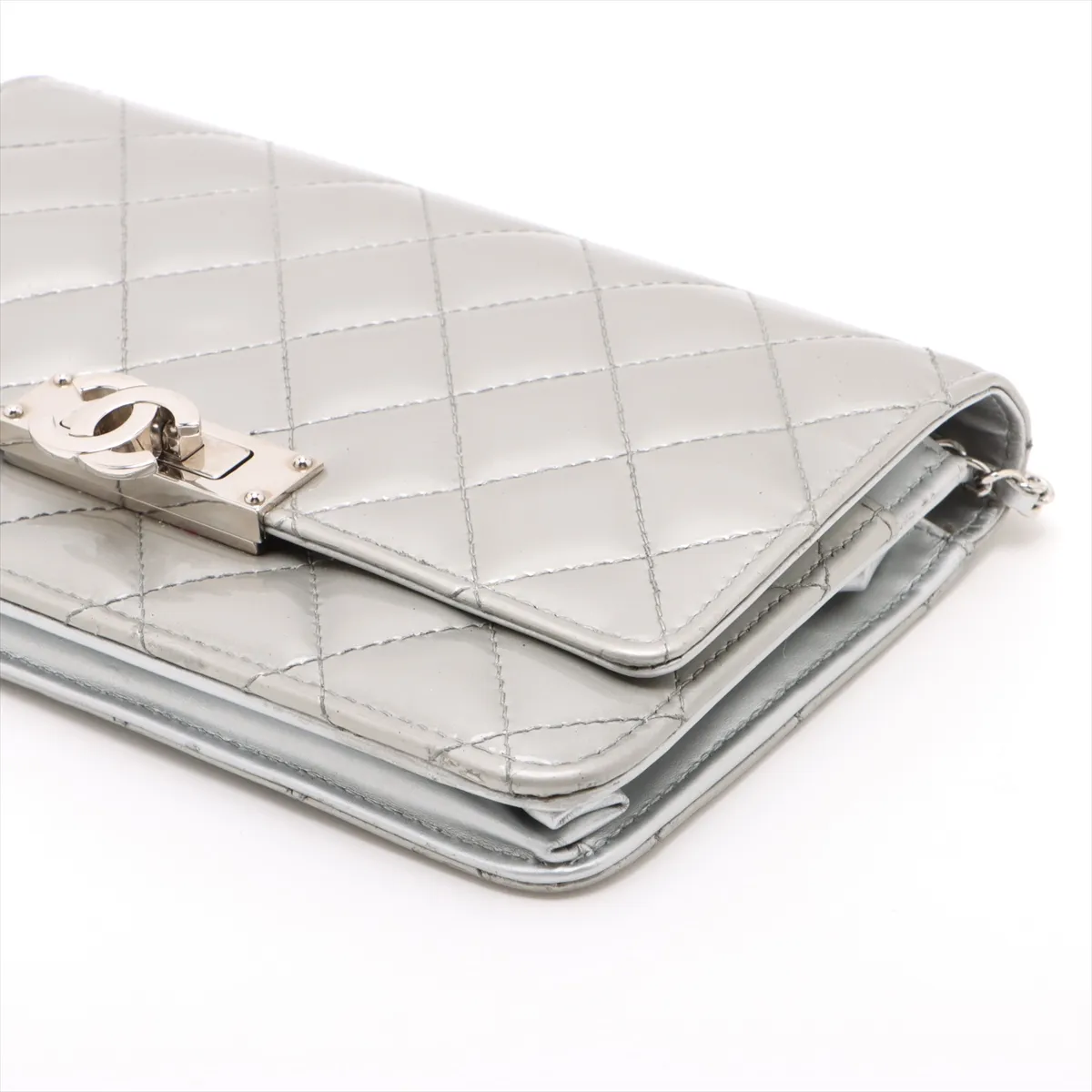 Matelasse patent leather chain wallet silver hardware 22094000 22nd series — view 3