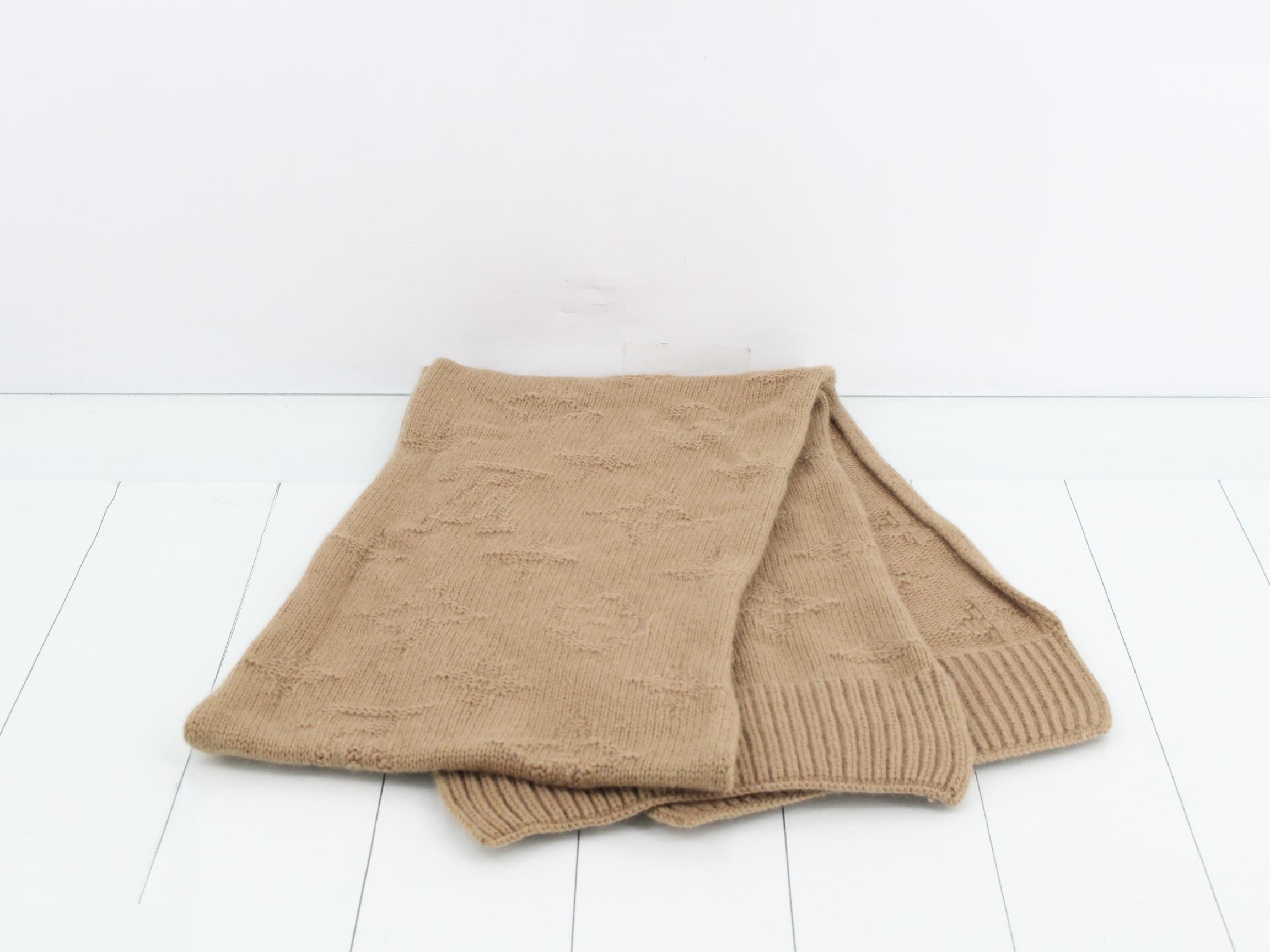 Monogram scarf with tag, beige. — view 3