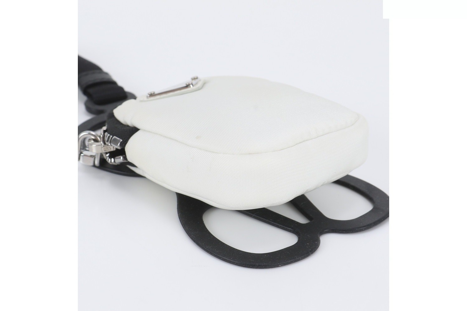 Smartphone case, pouch, with shoulder strap, triangle logo. — view 4