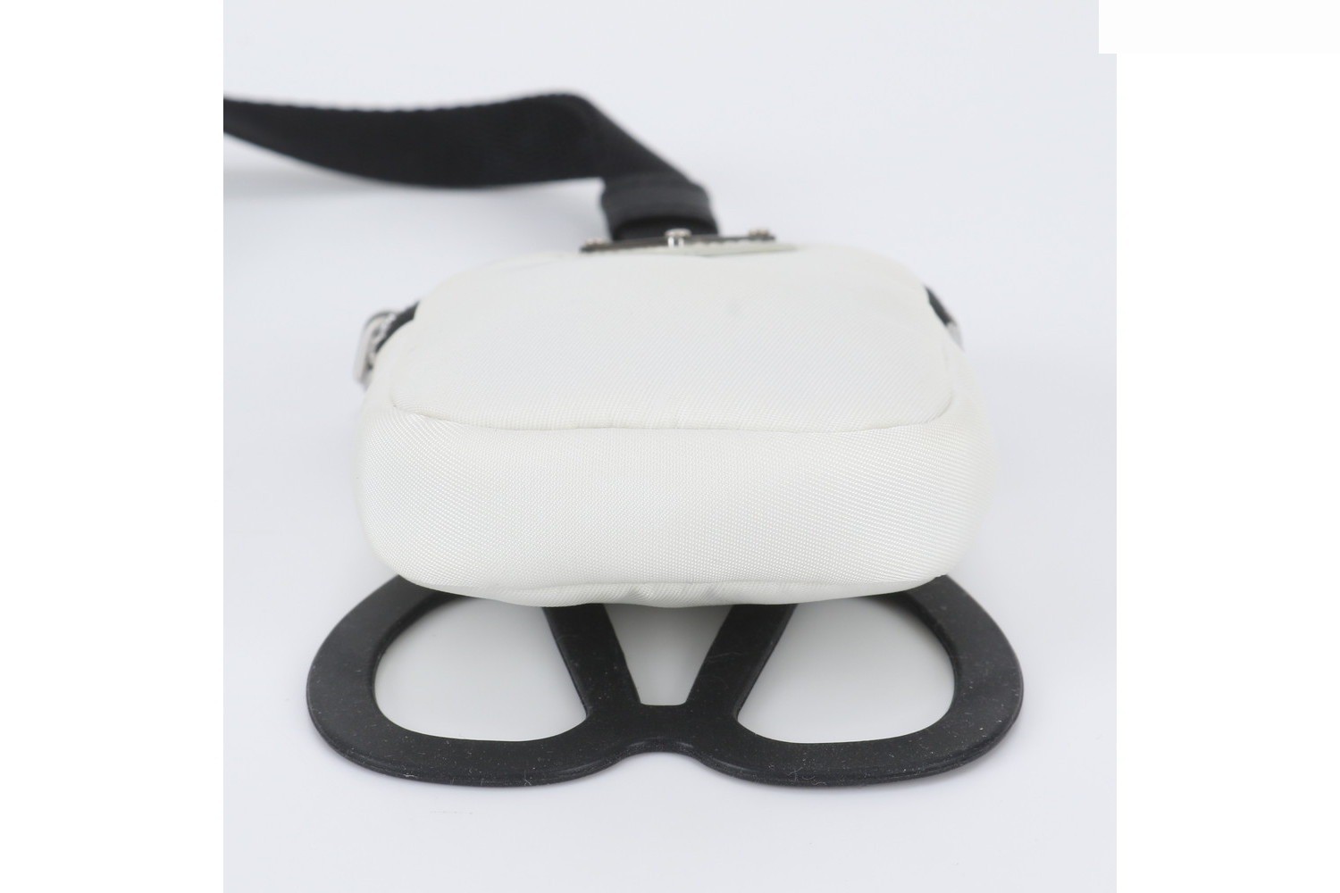 Smartphone case, pouch, with shoulder strap, triangle logo. — view 5